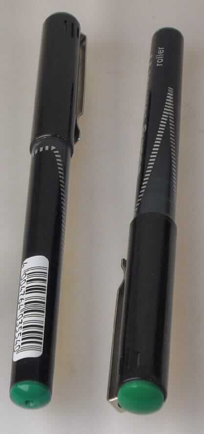 Sog. Kugelschreiber, Art. e-77 control, bestehend aus einem Kunststoffgehäuse (L = 13,7
cm), das einen Kunststofftank mit flüssiger Tinte bildet, und fest mit einer Schreibspitze aus
unedlem Metall mit Schreibkugel verbunden ist. Die Schreibspitze wird durch eine
abnehmbare Schutzkappe mit Klip abgedeckt.
Zwei dieser Schreiber sind in einer bedruckten Tüte aus Kunststofffolie mit Aufhängeöse
verpackt.

Diese Ware ist als "Kugelschreiber mit flüssiger Tinte" einzureihen.