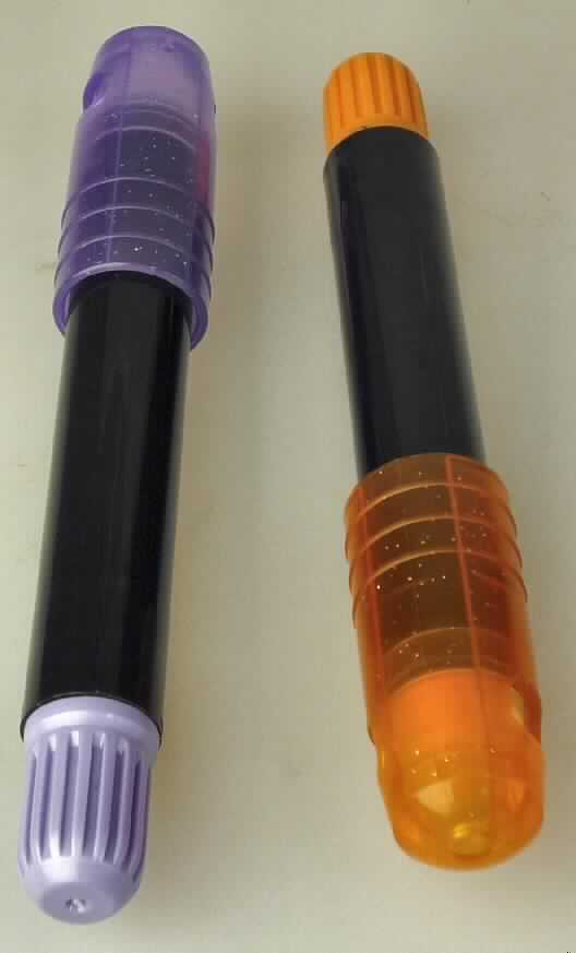 Sog. Fenstermalstift - Windowmarker - in Form eines Pastellstifts in einem
Kunststoffgehäuse mit Schutzkappe (L = 12,8 cm).
Es handelt sich um einen Stift aus einer ölhaltigen Kreide, welcher in dem Gehäuse auf einer
Tülle aufgesteckt ist und durch einen Drehmechanismus im Gehäuse hoch- bzw. eingefahren
werden kann. 
Somit stellt sich das Gehäuse nicht als fester Schutzmantel für den Pastellstift 
dar.
Zwei dieser Stifte sind in einer bedruckten Tüte aus Kunststofffolie mit Aufhängeöse
verpackt.

Diese Ware ist als "Pastellstift ohne festen Schutzmantel" einzureihen.