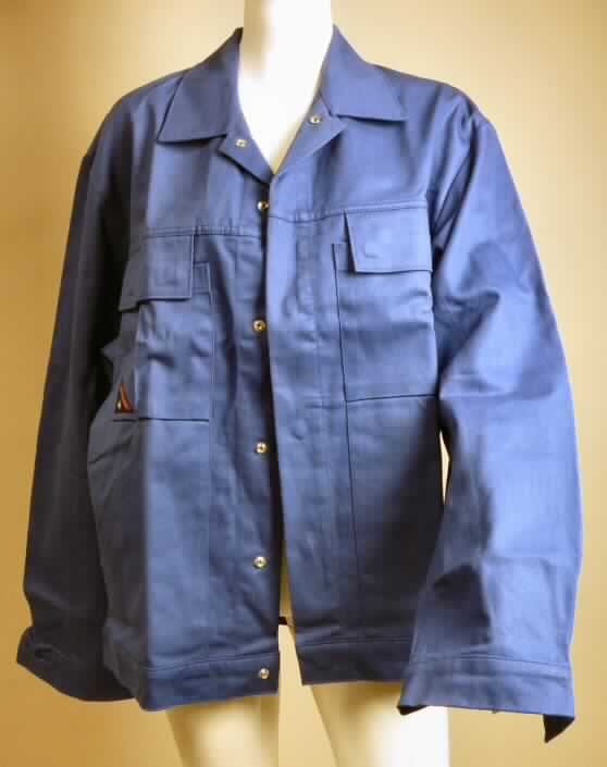 Jacke (Arbeitsjacke), sog. Herren-Blouson, Art. 1485-060-013, Größe 42/44, Foto siehe Anlage,
- aus 0,6 mm dicken, festen, einfarbigen Geweben aus laut Antrag 100 % Baumwolle,
- ungefüttert,
- mit einem Umlegekragen,
- vorn mit einer durchgehenden Öffnung mit verdecktem Druckknopfverschluss von links über
  rechts (Männerkleidung),
- über die Taille reichend (Rückenlänge: 70 cm),
- mit langen Ärmeln, mit manschettenartigen Abschlüssen,
- mit zwei aufgesetzten Brusttaschen mit Patte und Druckknopfverschluss,
- mit zwei aufgesetzten, offenen Eingriffstaschen unterhalb der Taille, somit kein Hemd der 
  Position 6205,
- mit einem angesetzten, geraden Bund am unteren Rand, ohne Verengung, somit kein 
  Blouson der Position 6201,
- aufgrund des strapazierfähigen Materials und des zweckbestimmten, einfachen Schnitts 
  erkennbar dazu bestimmt, ausschließlich oder hauptsächlich zum Schutz der Person 
  und/oder der Kleidung getragen zu werden.

"Jacke, aus Geweben, für Männer, aus Baumwolle, Arbeits- und Berufskleidung"