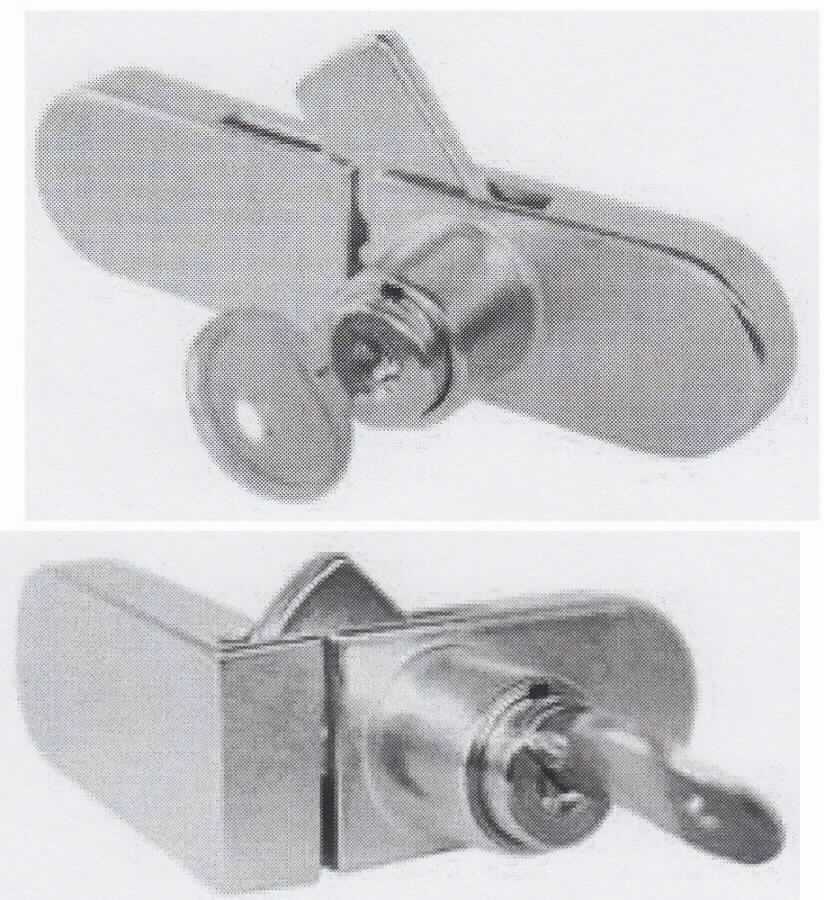 Es handelt sich um vollständig aus unedlem Metall gefertigte Schlossgarnituren für mit Türen ausgestattete Glasmöbel (z. B. Vitrinen), bestehend aus einem in einem Gehäuse untergebrachten, mit einem Schlüssel zu betätigenden Drehriegelschloss und einem dazu passenden Gegenkasten. Die Schlösser und Gegenkästen sollen durch Aufkleben an den Glasmöbeln befestigt werden. 
Abmessungen der Schlösser (Länge x Breite x Höhe): ca. 5,0 x 2,6 x 2,9 cm
Abmessungen der Gegenkästen (Länge x Breite x Höhe): ca. 5,0 x 2,6 x 0,9 cm oder 6,0 x 2,6 x 0,9 cm
- Antragstellerangaben -

Abbildung siehe Anlage.

Derartige Erzeugnisse gehören als "Schlösser (zum Schließen mit Schlüssel), aus unedlen Metallen, von der für Möbel verwendeten Art" zur Codenummer 8301 3000 00 0 des Zolltarifs.