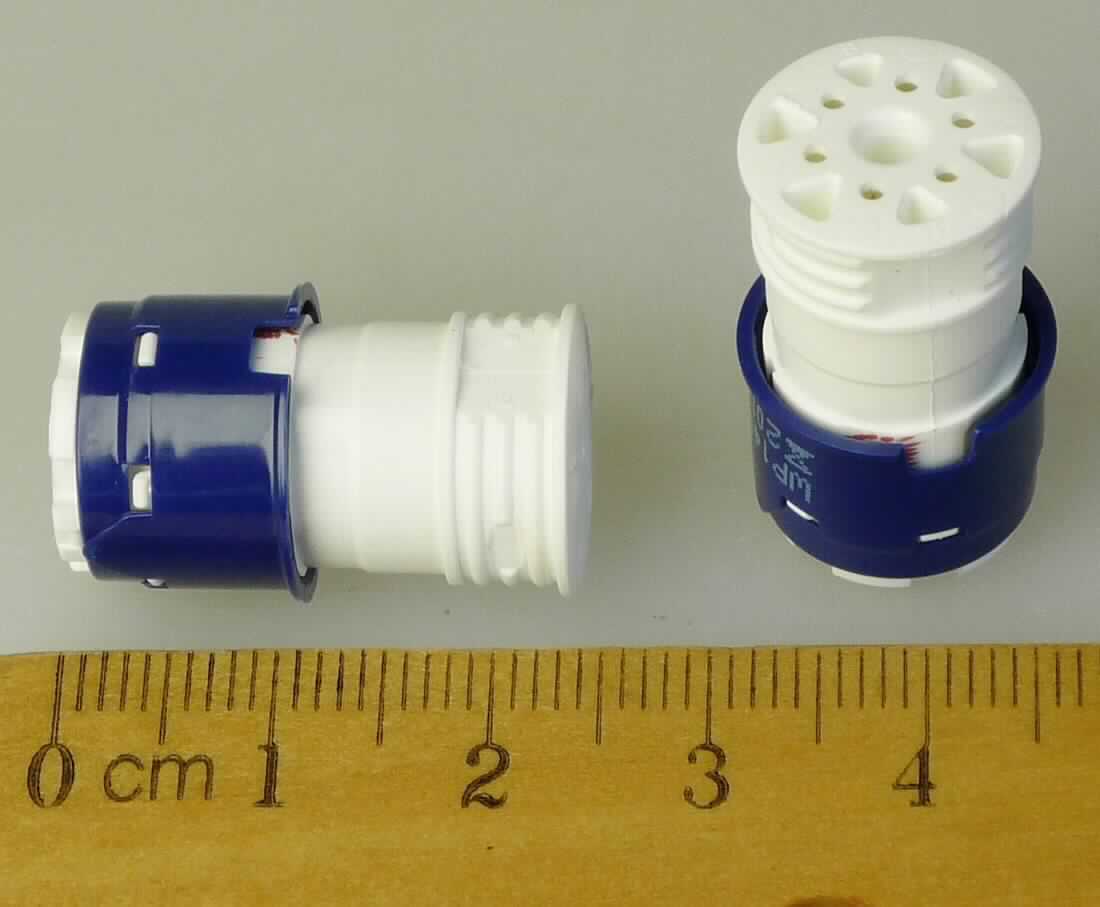"Accu-Chek Multiclix Lanzetten, Materialnr.: 04778642001", in Form einer zylindrischen Kunststofftrommel mit sechs eingesetzten Lanzetten mit abgeschrägter Spitze aus Metall. Die Ware wird in eine Accu-Check Multiclix Stechhilfe eingesetzt und verwendet, um Blut zur Blutzuckermessung aus der Fingerbeere zu gewinnen. 
Jeweils 17 Lanzettentrommeln sind in einer Blister-Box und einem bedruckten Karton verpackt.
Zur äußeren Form siehe Abbildung in Anlage. 

Die Ware wird als "medizinisches Instrument, andere Nadel als von den Unterpositionen
(KN) 9018 3110 bis 9018 32 90 erfasst" eingereiht.