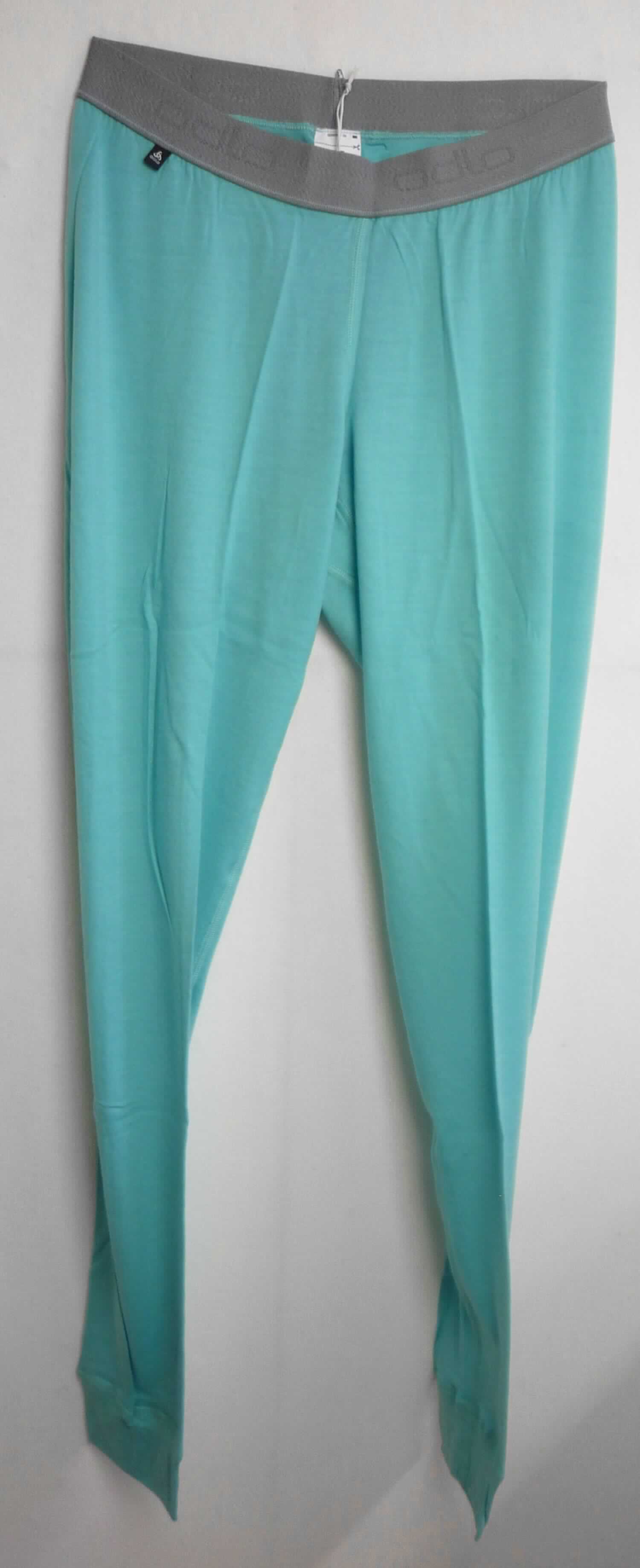 Lange Unterhose, sog. Pants REVOLUTION, Art. 110431, Größe S, Foto siehe Anlage,
- aus ca. 0,6 mm dicken, einfarbigen Gewirken aus laut Antrag 100 % Schurwolle (Merino),
- in der Taille abschließend mit einem ca. 3,7 cm breiten, elastischen Taillenbund,
- ohne Eingriff, ohne Öffnung und ohne Verschluss,
- ohne Hinweise auf den Trägerkreis (unisex),
- alle Nähte sind als flache Überwendlichnähte gearbeitet,
- mit langen Hosenbeinen, an den Beinabschlüssen mit angesetzten, doppelt gearbeiteten Bündchen,
- erfüllt die Merkmale zur Einreihung als Unterhose, somit keine Ware der Position 6104.

"Unterhose, aus Gewirken, für Frauen, aus Wolle"