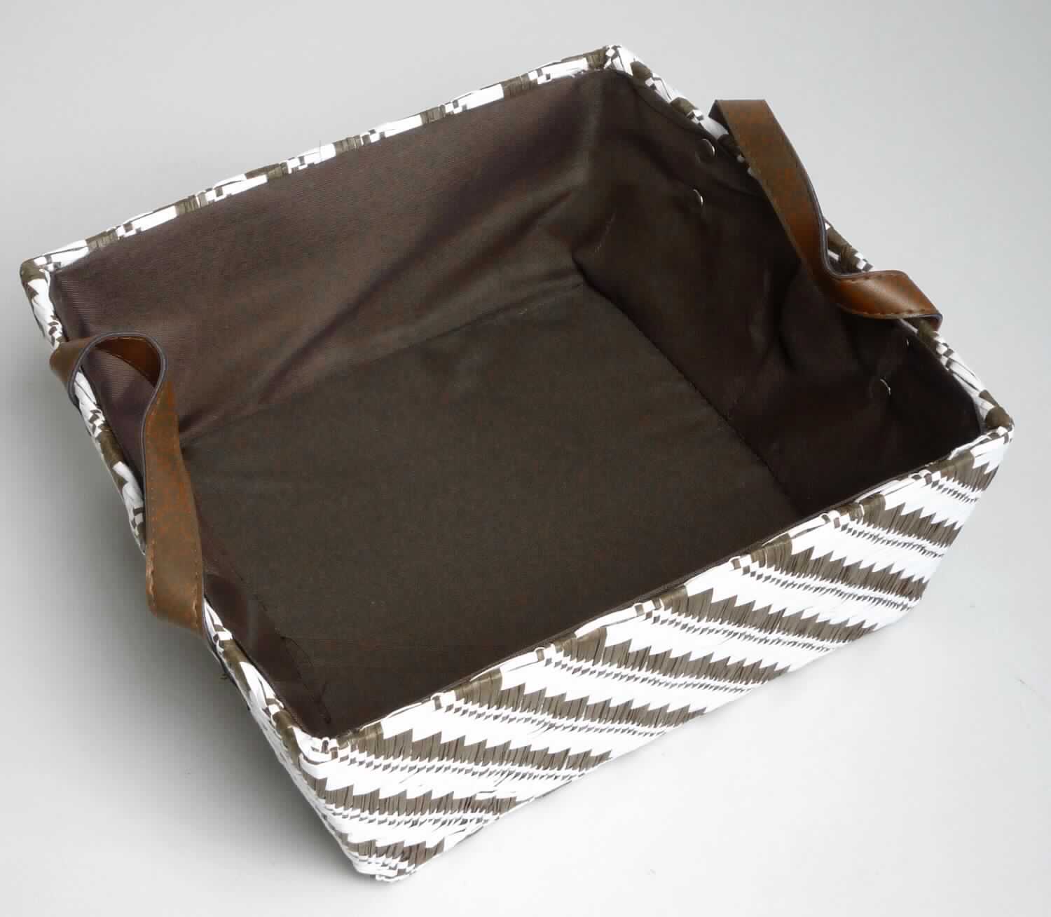 Nach den Angaben der Antragstellerin sowie dem vorliegenden Warenmuster handelt es sich bei dem Artikel 19303 um einen oben offenen Aufbewahrungskorb mit quadratischer Grundfläche (23 x 23 cm; Höhe 9 cm ohne Henkel). Der mit zwei Tragehenkeln ausgestattete Korb besteht aus weißen und farbigen, in Längsrichtung gefalteten Papierstreifen, (augenscheinlich mit weniger als 10 Drehungen je Meter; somit Flechtstoff im Sinne der Anmerkung 1 zu Kapitel 46) welche miteinander verwebt und anschließend vernäht sind. Das Gewebe (Ware der Position 4601) ist zusätzlich mit einem dünnen Vlies verstärkt.
Im Inneren sind der Boden und die Korbwand mit miteinander verklebten Pappzuschnitten ausgestattet. An der Oberseite wurde das Flechtgewebe über den Rand gezogen und mit der Pappe sowie einem Metalldraht verklebt. Im Inneren ist der Korb mit einem farbigen Spinnstoffgewebe ausgeschlagen.

Der Charakter der Ware wird durch die Flechtstoffe bestimmt.

Zolltarifrechtlich handelt es sich um eine "aus Waren der Position 4601 hergestellte Korbmacherware, aus anderen als pflanzlichen Flechtstoffe".