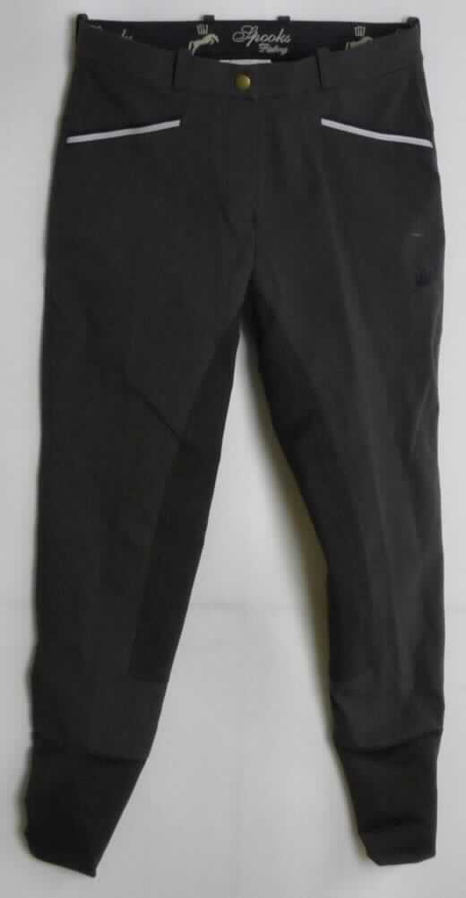 Lange Hose, sog. Reithose, Größe S, Foto siehe Anlage,
- aus ca. 0,7 mm dicken, einfarbigen Geweben aus laut Antrag ca. 68 % Polyester, 10 % Elasthan 
  (Elastomergarn, beides synthetische Chemiefasern) und 22 % Baumwolle, 
- im Innenbein- und Gesäßbereich mit Einsätzen aus gerautem Vliesstoff der Position 5603 aus 
  laut Antrag 60 % Polyamide und 40 % Polyurethan (beides synthetische Chemiefasern),
- in der Taille abschließend; mit einem angesetzten Taillenbund mit Gürtelschlaufen,
- vorn mit einer Öffnung mit Reißverschluss und einer von rechts über links mit einem
  Hakenverschluss im Bund zu schließenden Patte (Frauenkleidung),
- vorn und im Gesäßbereich mit je zwei Taschenattrappen; mit kontrastfarbenen Gewebebändern und
  hinten mit zwei Knöpfen verziert,
- vorn und hinten mit Firmenemblemen bestickt,
- mit knöchellangen Hosenbeinen; an den Hosenbeinabschlüssen mit ca. 15 cm langen, doppelt 
  gearbeiteten Bündchen aus Gewirken,
- keine Arbeits- und Berufskleidung, 
- im Hinblick auf den Umfang und das äußere Erscheinungsbild bestimmen die Gewebe gegenüber 
  den Vliesstoffen den Charakter der Ware.

"Lange Hose, aus Geweben, für Frauen, aus synthetischen Chemiefasern, keine Arbeits- 
 und Berufskleidung, nicht nach dem Batik-Verfahren handbedruckt"