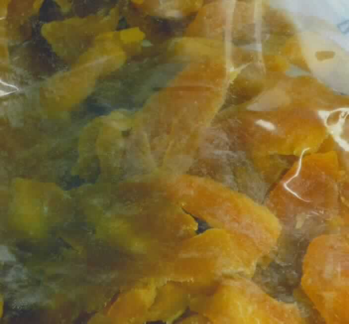 Mangochips.

Antragsangaben (als zutreffend unterstellt): Mangochips zur Weiterverarbeitung, geschwefelt (Max. 900 ppm SO2), gezuckert und getrocknet. Verpackung: Beutel mit einem Inhalt von 2 kg.

Beschaffenheit des vorgelegten Warenmusters: orangefarbene, getrocknete, unregelmäßige Fruchtstücke in Streifenform (Größe: ca. 4-8 x 1-3,5 x 0,3 cm). Geschmack: süß, schwach sauer, fruchtig, bissfest, nach Mango. Zugesetzter Zucker i. S. der ZAnm 3 zum Kap 20: enthalten.

Die Ware ist über das in Kapitel 8 der Kombinierten Nomenklatur inbegriffene Maß hinausgehend zubereitet. Es liegt keine Ware der Position 2006 vor, da die vorliegenden Früchte gemäß Angabe in anderer Weise als dort vorgesehen haltbar gemacht wurden. Die hier vorliegenden Mangostreifen können den Früchten, die in dem in Feld 9 dieser Auskunft angeführten Avis beschrieben sind, an die Seite gestellt werden.

Früchte, Nüsse und andere genießbare Pflanzenteile, in anderer Weise zubereitet oder haltbar gemacht, auch mit Zusatz von Zucker, anderen Süßmitteln oder Alkohol, anderweit weder genannt noch inbegriffen, andere als in den Unterpositionen 2008 11 bis 2008 92 des HS inbegriffen, ohne Zusatz von Alkohol, mit Zusatz von Zucker, in unmittelbaren Umschließungen mit einem Gewicht des Inhalts von mehr als 1 kg, tropische Früchte, Mangofrüchte, nicht in Form von Flocken oder Pulver.