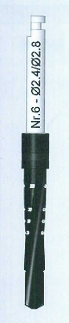 Chirurgisches Instrument, sog. TRI-Narrow Finalbohrer für weiche Knochen, lang, Art.-Nr. TND-3.3L, bestehend aus einem spezifisch geformten Bohrer aus Werkzeugstahl mit DLC-Beschichtung (Diamond-Like-Carbone) mit abgeflachter Spitze, am Kopf unterhalb des Schaftes mit einem farblichem Markierungsring, Tiefenmarkierung für Durchmesser von 2,4 mm bis 2,8 mm und einer Länge von 22,5 mm (ohne Schaft).sowie einem zylinderförmigen Schaftteil mit entsprechender Beschriftung des Bohrers (Nr. und Bohrdurchmesser) und speziellem Verriegelungs-Endstück. 
Äußere Form: siehe Abbildung in der Anlage.
Der Bohrer wird im Handstück einer Dentalbohrmaschine (nicht Gegenstand dieser Auskunft) befestigt und dient der Aufbereitung des Implantatbetts im Kiefer eines Patienten zur anschließenden Insertion eines dentalen Implantats.

Die Ware wird als "zahnärztliches Instrument, nicht von den Unterpositionen (KN) 9018 1100 bis 9018 4910 erfasst" eingereiht.