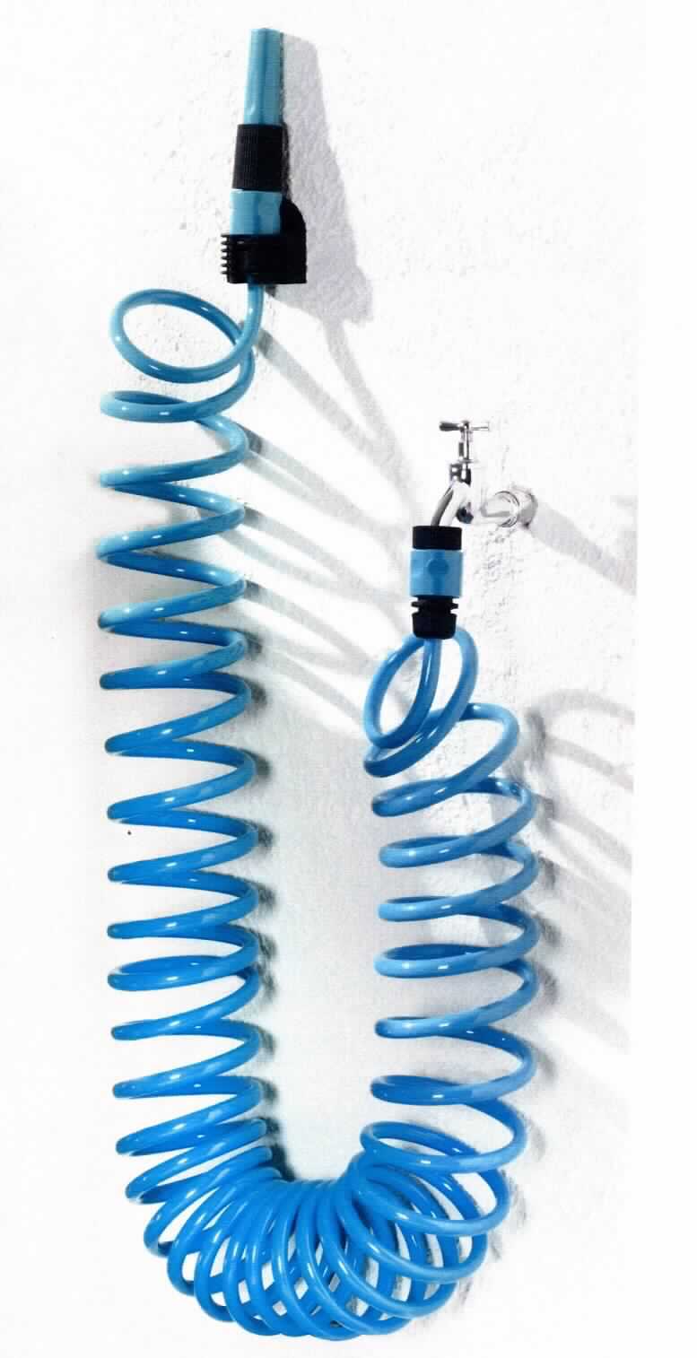Spiral-Gartenschlauch,
- aus einem spiralförmigen Schlauch aus Kunststoff (L: ca. 10 m) mit zwei Anschlussstücken, einer 
  regulierbaren Spritzdüse mit Drehmechanismus zum An- bzw. Abstellen des Wasserstrahls 
  (Abbildung siehe Anlage),
- zur Bewässerung von Pflanzen und zur Verwendung im Gartenbau,
- in einer gemeinsamen Verkaufsumschließung mit einer Wandhalterung inkl. Montagematerial (Beipack).
Der Spiralgartenschlauch bestimmt den Charakter des Ganzen.

"Mechanischer Apparat, handbetrieben, zum Verspritzen von Flüssigkeiten, für die Landwirtschaft oder den Gartenbau, zur Bewässerung (Warenzusammenstellung in Aufmachung für den Einzelverkauf aus Spiral-Gartenschlauch -charakterbestimmend- und Beipack) - Spiral-Gartenschlauch"