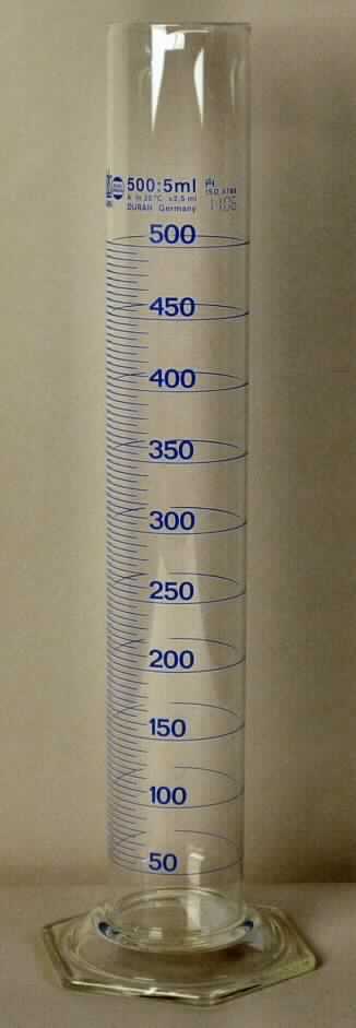 Glaswaren für Laboratorien, sog. Messzylinder, Abbildung siehe Anlage, 
- aus Borosilikatglas, mit einem linearen Ausdehnungskoeffizienten von 5 x 10 hoch minus 6 
  oder weniger je Kelvin in einem Temperaturbereich von 0°C bis 300°C (lt. Antragsangaben 
  Duran-Glas), 
- zylinderförmiges Gefäß mit einem Sechskantfuß, 
- für eine Füllmenge von 1000 ml,
- mit einer Höhe von 46 cm und einem oberen Durchmesser von 6 cm,
- mit einer Ausgussvorrichtung,
- mit Skala (in 100 ml-Schritten, Hauptpunkte-Ringteilung, blau graduiert), 
- zur Verwendung in Laboratorien.

"Glasware für Laboratorien, aus anderem Glas, mit einem Ausdehnungskoeffizienten von 5 x 10 hoch minus 6 oder weniger je Kelvin in einem Temperaturbereich von 0° C bis 300° C"
