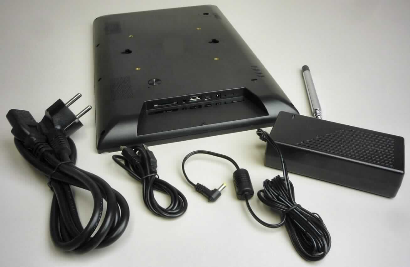 Tragbarer Rechner sog. All in One PC (Art: EAN 21800 und EAN 4000567 21800 5), in Form einer Warenzusammenstellung, bestehend aus einem Netzteil, einem USB-Kabel, einer Bedienungsanleitung sowie einem tragbaren Rechner (charakterbestimmend im Hinblick auf die Verwendung).
Der PC besteht im Wesentlichen aus einer Zentraleinheit mit Prozessor, 1 GB Arbeitsspeicher, 8 GB Festspeicher, Grafik- und Audiobausteinen, WLAN- und Bluetooth-Modul,  13,3 bzw. 21,5 Zoll 10 Punkte Multi-Touchfarbdisplay mit Hintergrundbeleuchtung und berührungsempfindlicher Oberfläche (Touchscreen), Lautsprecher und Akkumulator in einem der Bildschirmgröße entsprechenden Gehäuse mit Kopfhörer-, USB2.0, Mini USB- und Stromversorgungs-Anschluss, Einschubschacht für SD/MMC Speicherkarten, LAN-Anschluss (beim 21,5 '' Modell) und Front-Kamera. Weiterhin liegt ein runder Kunststoffstab (Gewinde auf der einen Seite, Gummikappe auf der anderen Seite) bei, mit dessen Hilfe das Gerät schräg aufgestellt werden kann.
Das Gerät verfügt über Speicher für Datenverarbeitungsprogramme und Daten, ist frei programmierbar nach Benutzeranforderungen, vermag Rechenoperationen nach Benutzeranweisungen durchzuführen und ist in der Lage, den Programmablauf durch logische Entscheidungen selbst zu ändern.
Die Bestandteile der Warenzusammenstellung sind gemeinsam in einem Karton für den Einzelverkauf aufgemacht.

Die Ware wird als "tragbare automatische Datenverarbeitungsmaschine mit einem Gewicht von weniger als 10 kg, aus einer Zentraleinheit, einer Tastatur und einem Bildschirm bestehend" eingereiht.

Anlage: 1 Abbildung