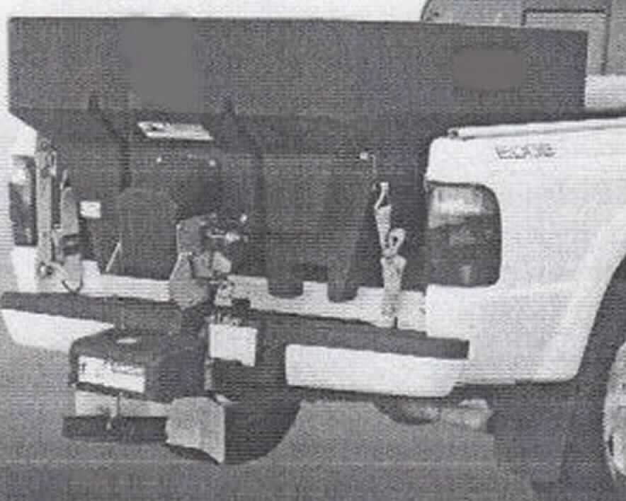 Streugerät,
- aus einer Streuvorrichtung (Abmessungen: 160 x 122 x 71 cm, Fassungsvermögen: 570 l) mit drei Elektromotoren,
  Förderschneckensystem und Verteilerscheibe, einem Polyethylen-Behälter zur Aufbewahrung des Streugutes und 
  einem Stahlrahmen mit Befestigungsvorrichtung, über Kabel mit einer Fernsteuerung verbunden, (Abbildung siehe 
  Anlage), 
- für eine Streubreite von 1,5 bis 11,5 m und einer Fördermenge von bis zu 60 l/min Salz und bis zu 36 l/min Sand/
  Salz, 
- nach Befestigung an Kraftfahrzeugen zum Streuen von Salz, Sand und sonstigem Schüttgut bestimmt,  für den 
  winterlichen Einsatz zur Sicherung der Verkehrswege bei Eis und Schnee,
- zusammen mit Beipack (Bedienungsanleitung, vier Verzurrgurte, 6-mm Gitter und Vinyl-Abdeckung) in einer ge-
  meinsamen Verkaufsumschließung.
Das Streugerät bestimmt den Charakter des Ganzen.

"Mechanisches Gerät mit eigener Funktion, in Kapitel 84 anderweit weder genannt noch inbegriffen - Streugerät in
funktioneller Einheit mit Fernsteuerung, in Warenzusammenstellung mit nicht charakterbestimmendem Beipack"