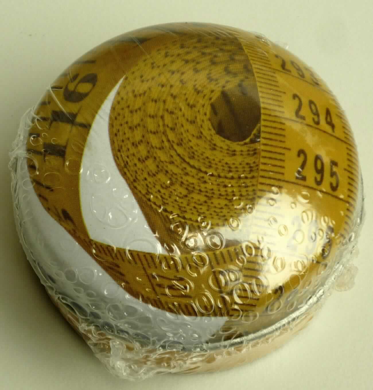 Maßband, im Wesentlichen bestehend aus einem flexiblen, oberflächenbeschichteten Material in einer metallischen Dose (Durchmesser ca. 45 mm, Höhe ca. 25 mm) in Aufmachung für den Einzelverkauf.
Das Maßband mit den Abmessungen 20 x 3.000 mm (B x L) ist beidseitig mit einer Skala, auf der einen Seite in Zentimeter und auf der anderen Seite in Zoll (Inch), versehen und ist ein Längenmessinstrument für den Handgebrauch, mit welchem Maße wie Durchmesser, Tiefen, Dicken und Höhen, welche als Längeneinheit angezeigt werden, gemessen werden.

Zur äußeren Form siehe Abbildung in der Anlage.

Die Ware wird als "Maßstäbe, Maßbänder und Lineale mit Maßeinteilung, andere als in Unterposition (HS) 9017 10 bis 9017 30" eingereiht.