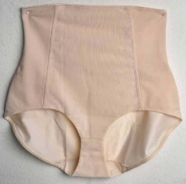 Leichte Miederhose, sog. Shaping Pantie "Lillie Pantie", Foto siehe Anlage,
- aus ca. 0,5 mm dicken, einfarbigen, elastischen Gewirken aus lt. Antrag 82 % Polyester und 18 % Elasthan 
  (beides synthetische Chemiefasern) und einfarbigen, durchbrochenen Gewirken aus lt. Antrag 80 % Polyester 
  und 20 % Elasthan; im gesamten vorderen Bereich sowie hinten im Taillenbereich doppellagig gearbeitet,
- als Taillenslip gearbeitet,
- mit ca. 20 cm hohen Seitenteilen,
- an den Beinausschnitten teilweise mit einem elastischen Band eingefasst,
- mit Schrittfutter,
- besitzt aufgrund der Materialzusammensetzung, der Schnittform (Taillenslip), der Konstruktion und Verarbeitung 
  die Eigenschaft, gewisse Teile des Körpers zu stützen (somit kein Slip der Pos. 6108).

"Den Hüftgürteln ähnliche Ware, aus Gewirken, Miederhose"