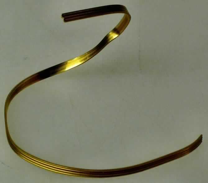 Es handelt sich um massive Flacherzeugnisse (Bänder) aus einer Kupfer-Zink-Legierung mit gewichtsmäßig vorherrschendem Kupfergehalt (Messing), die auf einer Seite mit in Längsrichtung verlaufenden Nuten versehen sind. 
Die Waren werden in Rollen geliefert und dienen in Motoren zur elektrischen Verbindung.
- Antragstellerangaben - 
Dicke: ca. 0,4 mm; Breite: ca. 1,96 mm.

Abbildung siehe Anlage.

Derartige Erzeugnisse gehören als "Bänder, aus Kupfer-Zink-Legierungen (Messing), mit einer Dicke von mehr als 0,15 mm" zur Codenummer 7409 2100 00 0 des Elektronischen Zolltarifs.