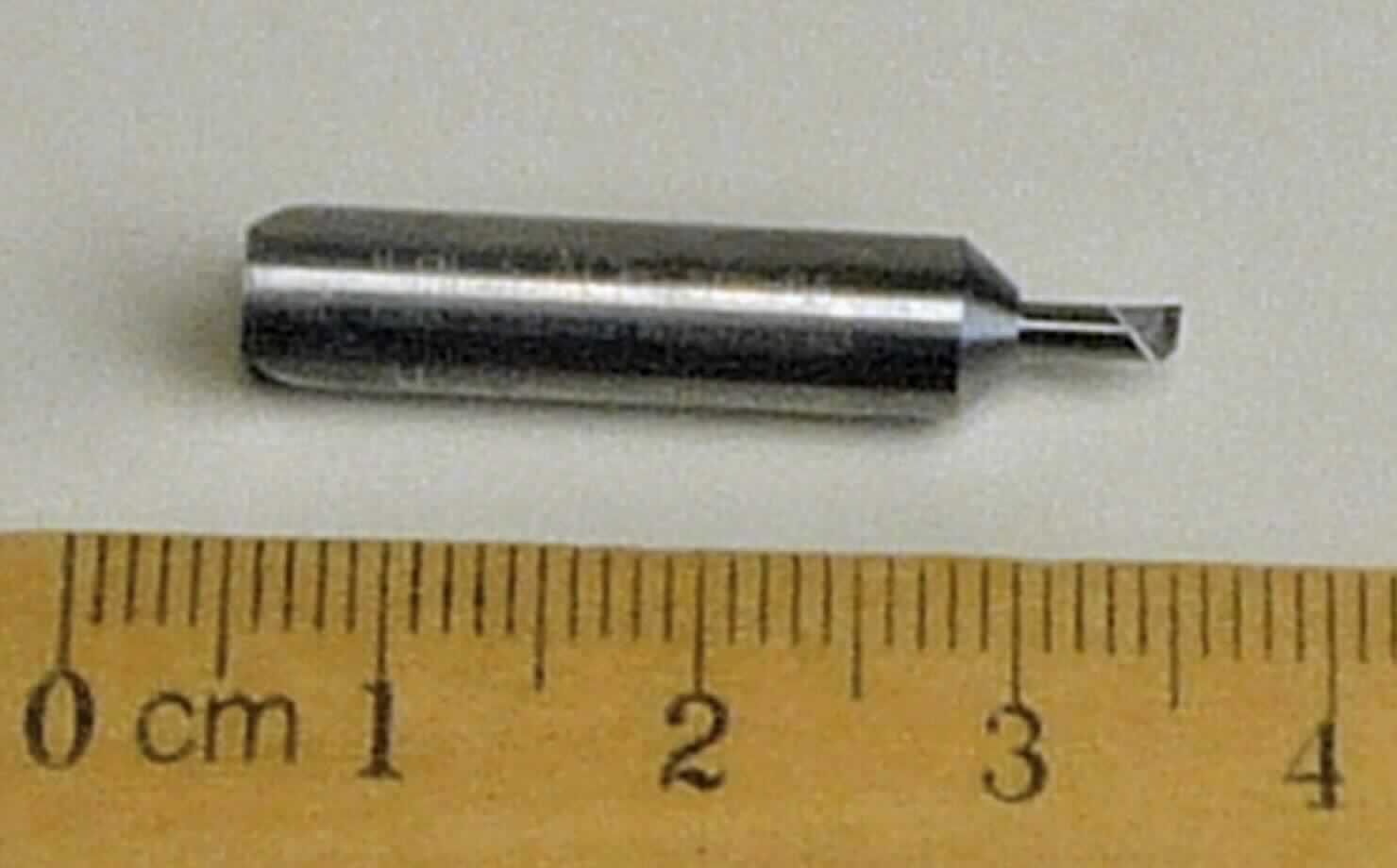 Drehwerkzeug

- auswechselbares Werkzeug zur Verwendung in Werkzeugmaschinen zur spanabhebenden 
  Bearbeitung von Metallen

- aus einem zylindrischen Schaft aus Hartmetall, an einem Ende gefast und am anderen Ende 
  zu einem Schneidkopf ausgeformt

- Schneidkopf auf der Grundlage von kubischem Bornitrid und Cobalt als Bindemittel (= Cermet)

(Antragstellerangaben) 

Abbildung siehe Anlage.

Derartige Erzeugnisse gehören als "auswechselbare Werkzeuge zur Verwendung in Werkzeugmaschinen (Drehwerkzeuge), für die Metallbearbeitung, mit arbeitendem Teil aus Cermets" zum TARIC-Code 8207 8011 00.
