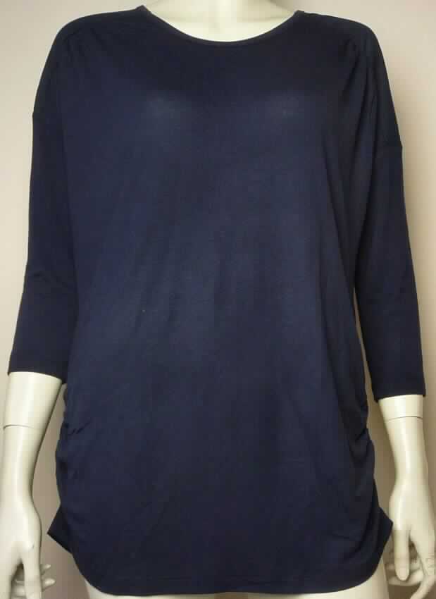 Bluse, sog. T-Shirt für Damen, Art. 1030531.00.70, Größe S, Foto siehe Anlage,
- auf der Vorderseite und in den Ärmeln aus ca. 0,6 mm dicken (leichten), einfarbigen Gewirken aus laut Antrag
  95 % Viskose und 5 % Elasthan (beides Chemiefasern); mit durchschnittlich mehr als 10 Maschen in einer 
  Richtung je linearen Zentimeter,
- auf der Rückseite und im Bereich der Schultern auf der Vorderseite aus ca. 0,3 mm dicken (leichten), einfarbigen
  Geweben aus laut Antrag 100 % Viskose (Chemiefasern),
- über die Taille reichend (Rückenlänge: ca. 72 cm), 
- mit einem runden, leicht halsfernen Ausschnitt,
- hinten mit einer kurzen Öffnung mit Knopfverschluss (u. a. somit kein T-Shirt),
- ohne Hinweise auf den Trägerkreis (unisex),
- mit 3/4-langen Ärmeln, 
- in den Seitennähten jeweils vom unteren Rand aus ca. 15 cm hoch gerafft,
- am unteren Rand durch Umschlagen und Festnähen gesäumt,
- die Gewirke bestimmen im Hinblick auf den Umfang und das äußere Erscheinungsbild den Charakter der Ware.

"Bluse, aus Gewirken, für Frauen, aus Chemiefasern"