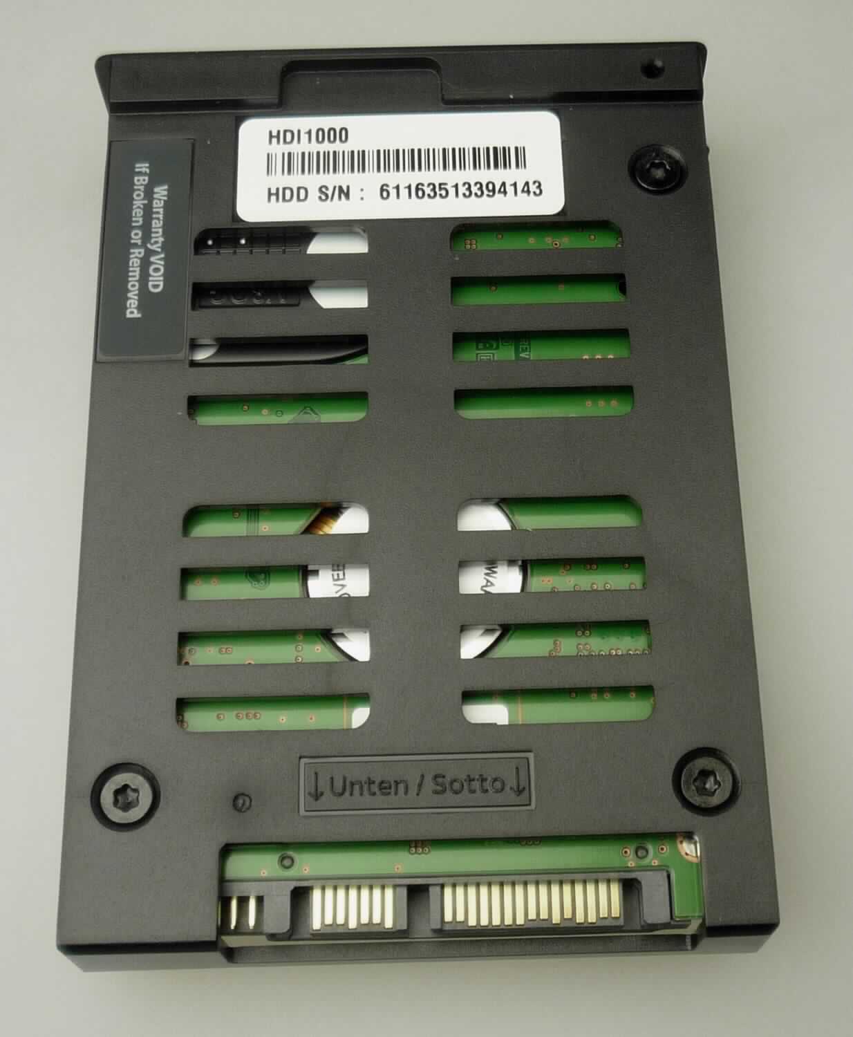 Festplattenlaufwerk, im Wesentlichen bestehend aus Magnetplatte und magnetischen Schreib-/Leseköpfen mit einer Speicherkapazität von 1 TB mit SATA-Schnittstelle. Das Laufwerk dient zur kontrollierten Datenaufzeichnung und -wiedergabe nach Einbau in die digitale Verarbeitungseinheit einer automatischen Datenverarbeitungsmaschine.
Es ist von der hauptsächlich in automatischen Datenverarbeitungssystemen verwendeten Art, an die Zentraleinheit anschließbar und in der Lage, Daten in einer vom System verwendbaren Form zu empfangen und zu liefern.

Die Ware wird als "Festplattenspeichereinheit" eingereiht.

Anlage: 1 Abbildung