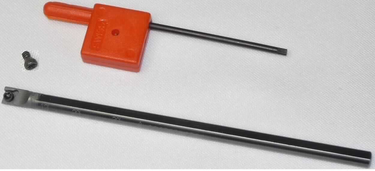 Es handelt sich um massive, zylindrische Erzeugnisse aus Hartmetall mit Wolframcarbid als keramischem Bestandteil, die an einem Ende abgeflacht und mit einer Befestigungsvorrichtung zur Aufnahme einer Halterung (nicht Gegenstand der vZTA) für eine Wendeschneidplatte ausgestattet sind. Die Waren sind gemeinsam mit einem Montagewerkzeug und einer Schraube in einem Kunststoffbeutel und einem Pappkarton für den Einzelverkauf aufgemacht. 
- Antragstellerangaben - 

Abbildung siehe Anlage.

Derartige Erzeugnisse gehören als "Waren aus Cermets" zum TARIC-Code 8113 0090 90.