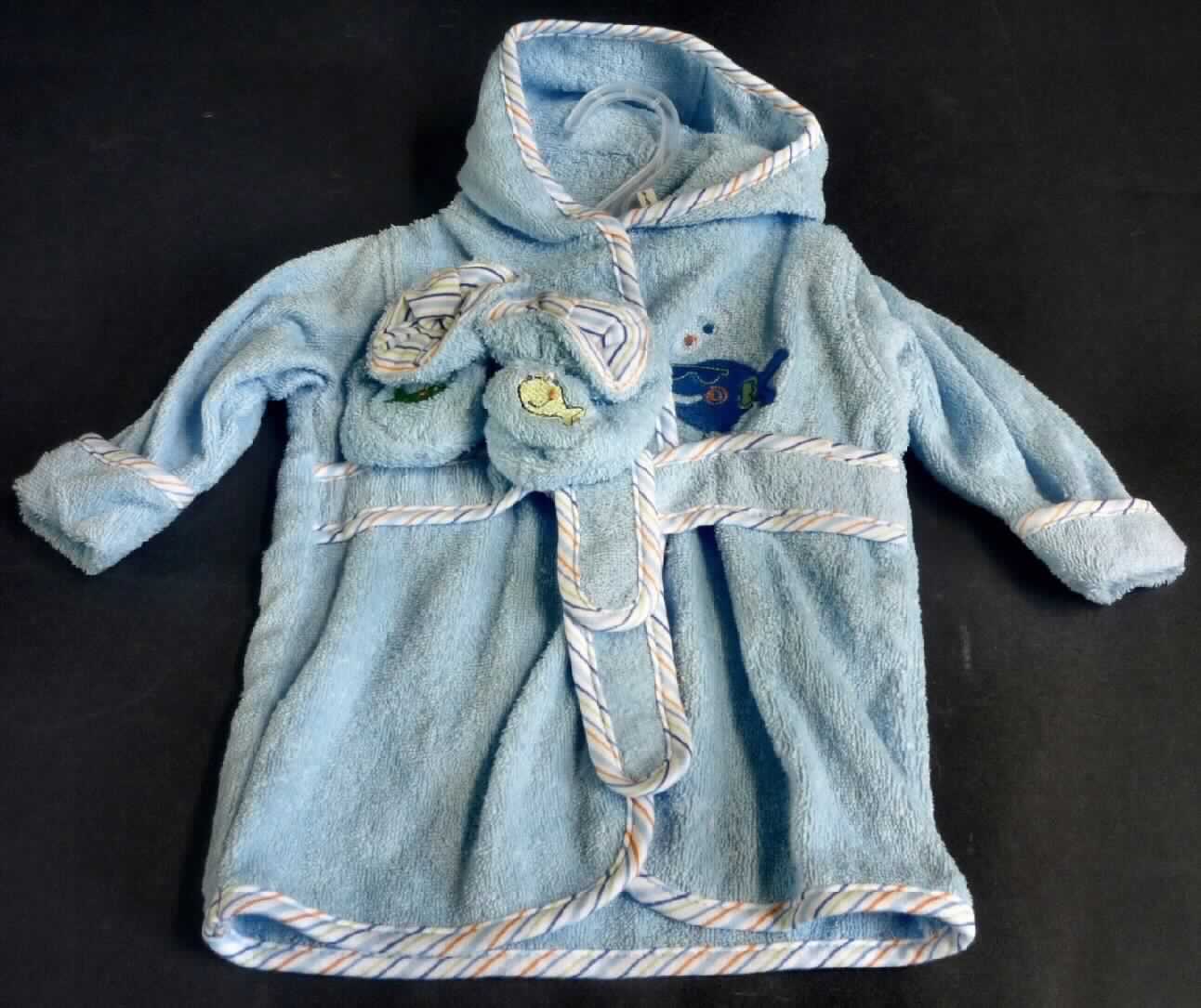 Zweiteilige Zusammenstellung, bestehend aus Kleidung (Bademantel) und Bekleidungszubehör (Babyschuhe) für Kleinkinder, sog. Baby-Bademantel mit Schühchen, Art. 103095, Größe 0 - 9 Monate, Foto siehe Anlage,
- auf einem Kleiderbügel aus Kunststoff aufgemacht,
- aus etwa 2 mm dicken, einfarbigen Schlingengeweben nach Art der Frottiergewebe aus laut Antrag 
  100 % Baumwolle,
- Bademantel:
-- über die Knie reichend (Rückenlänge: ca. 39 cm),
-- mit einer Kapuze,
-- vorn mit einer durchgehenden Öffnung ohne Verschluss,
-- mit langen Ärmeln; an den Ärmelenden umgeschlagen und teilweise festgenäht,
-- vorn in Taillenhöhe mit einem teilweise festgenähten Bindegürtel ausgestattet,
-- vorn im Brustbereich mit einer Applikation (Tiermotiv) verziert,
-- an allen Rändern mit buntbedruckten Gewirkestreifen eingefasst (somit konfektioniert),
- Babyschuhe:
-- durchgehend gefüttert,
-- als Fußkleidung für Kleinkinder bestimmt; umhüllt den Fuß und reicht bis über die Knöchel,
-- mit einem Fußmaß von ca. 10 cm (Strecke zwischen Spitze und Fersenscheitelpunkt),
-- etwa in Höhe der Knöchel mit einem eingearbeiteten elastischen Band,
-- auf der Oberseite mit einer Applikation (Tiermotiv) verziert,
-- im Bereich der Fußsohle mit einem eingesetzten Bodenteil, das jedoch nicht die für eine Laufsohle erforderliche 
   Strapazierfähigkeit aufweist, damit kein Schuh des Kapitels 64; aufgrund der Ausstattung keine Socken oder 
   Söckchen.


"Kleidung (Bademantel) und Bekleidungszubehör (Babyschuhe) für Kleinkinder, aus Geweben, aus Baumwolle"