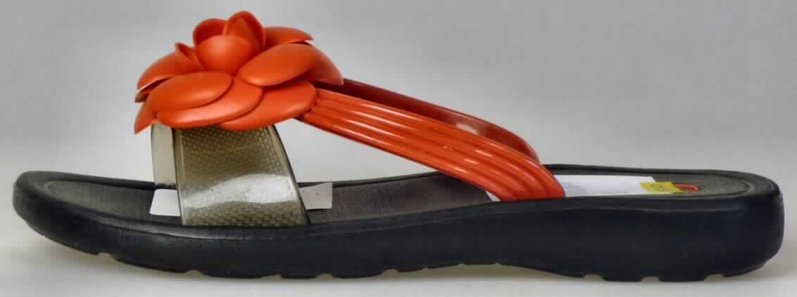 Sandaletten (lt. Antrag: "Badeschuhe/-sandalen", Foto siehe Anlage)
- mit Laufsohlen aus Kunststoff,
- mit zehenfreiem Oberteil aus Kunststoffriemen, die an vier
  Punkten mit der Sohle durch Zapfen zusammengesteckt sind,
- mit einer stilisierten Blüte verziert

"Schuhe mit Laufsohlen aus Kunststoff und Oberteil aus Riemen aus Kunststoff, 
 mit der Sohle durch Zapfen zusammengesteckt; keine Sportschuhe"
