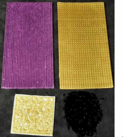 Geformte Waren aus Modelliermasse, Artikel Nr. 780251, Artikel Nr. 780801 und Artikel Nr. 780881, siehe Foto.
Es handelt sich um 10 quadratische, ca. 8 x 8 cm große, durchbrochen gearbeitete, gold-, grün- oder silberfarbene Platten mit Motiven in Blattform (Art. Nr. 780251), drei ca. 19,5 x 9,5 cm große, lila- bzw. rosaglänzende Platten in Form von nebeneinanderliegenden Schnüren (Art. Nr. 780801) und drei ca. 19,5 x 9,5 cm großen goldglänzenden Platten in Form von nebeneinanderliegenden Kordeln (Art. Nr. 780881).
Die Erzeugnisse sind dazu bestimmt, mittels Handwärme auf anderen Gegenständen wie bspw. Kerzen, Karten oder anderen Geschenkartikeln aufgebracht zu werden. Jeder Artikel ist mit Schutzfolie oder -papier versehen, in einem Pappkarton verpackt.
Hinweise auf eine Handarbeit liegen nicht vor.
Die Erzeugnisse stellen sich bereits als Fertigwaren dar, die selbst nicht mehr modelliert werden, somit keine Einreihung in die Position 3407.

Sie sind  als "geformte Waren aus Wachs oder aus Modelliermassen, anderweit weder genannt noch inbegriffen, nicht handgearbeitet" einzureihen.