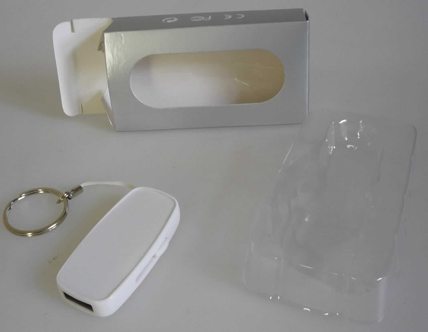 Der sog. "USB Stick V4" besteht aus eine Leiterplatte, bestückt mit einem elektronischen Flash-Speicherbaustein und anderen integrierten Schaltungen (Controller) sowie passiven diskreten Bauelementen (Kondensator, Widerstände) in einem Kunststoffgehäuse mit Befestigungsschlaufe und Schlüsselring. Der USB-Anschluss kann durch einen Schiebemechanismus ein- und ausgefahren werden. Es sind keine Aufzeichnungen vorhanden; die Speicherkapazität beträgt je nach Modell zwischen 512 MB und 64 GB.
Nach Anschluss an eine USB Schnittstelle bestimmter Geräte ist der Speicherstick als nicht flüchtiger Datenspeicher zur Datenaufzeichnung und -wiedergabe geeignet. Der USB-Stick wird in einem Pappkarton geliefert.

Die Ware wird als "Halbleiter-Aufzeichnungsträger mit nicht flüchtiger Halbleiterspeichervorrichtung, ohne Aufzeichnung" eingereiht.

Anlage: 1 Abbildung