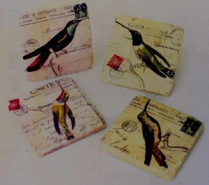 Bei der durch Abbildung veranschaulichten und laut Antrag als " Untersetzer Colibri" bezeichneten Ware handelt es sich um vier quadratische, an den Ecken abgerundete  Untersetzer für Trinkgläser (Kantenlänge ca. 10 cm). Das auf der Schauseite mit Vogelmotiven bedruckte "Coaster-Set" besteht - laut Antragsangaben- aus Polystone, einem Kunststoff im Sinne der Anmerkung 1 zu Kapitel 39. 

Derartige Erzeugnisse werden zolltariflich als "Artikel für den Tischgebrauch, aus Kunststoffen" eingereiht.
