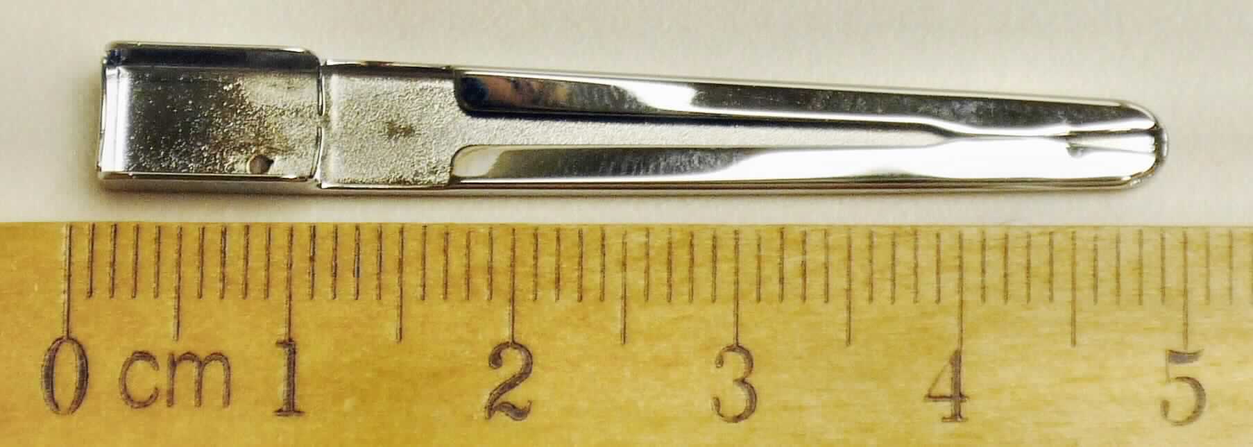 Es handelt sich bei dem sog. chrombeschichteten Stahlclip um einen ca. 48,6 mm langen und 4 bis 5,8 mm breiten Clip aus unedlem Metall, zum Einhaken an den oberen Teil des Schaftes eines Kugelschreibers. Die Ware stellt ein erkennbar hauptsächlich für einen Kugelschreiber bestimmtes Teil dar.

Das Erzeugnis ist als "Teil für einen Kugelschreiber, sog. Stahlclip" einzureihen.