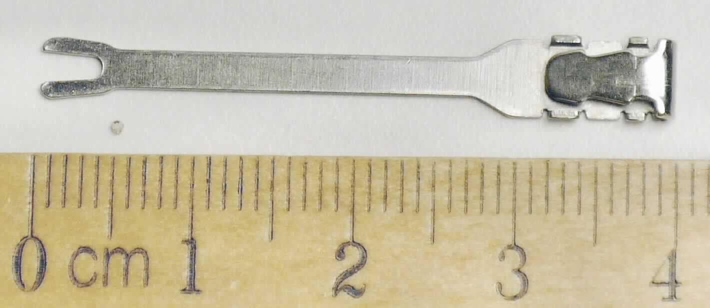 Bei der sog. "Clipfeder" handelt es sich um ein ca. 40,5 mm langes und ca. 5 mm breites Erzeugnis aus unedlem Metall (gehärteter Stahl mit vernickelter Oberfläche gemäß Antragsangabe) mit einem u-förmigen Ende, welches im Inneren eines Clips (dem sog. "Clipcover") für einen Kugelschreiber befestigt wird und dann insgesamt in den Schaft eines Kugelschreibers eingeklemmt wird. 

Die Ware stellt sich als ein erkennbar hauptsächlich für einen Kugelschreiber bestimmtes Teil dar; eine Feder (insbesondere Blattfeder oder Flachfeder) bzw. ein Teil mit allgemeiner Verwendungsmöglichkeit im Sinne der Anmerkung 2 b) zum ABS XV liegt aufgrund der objektiven Beschaffenheit (Formgebung, Material) sowie der Verwendung nicht vor.

Die Ware ist als "Teil für einen Kugelschreiber, Clipfeder" einzureihen.