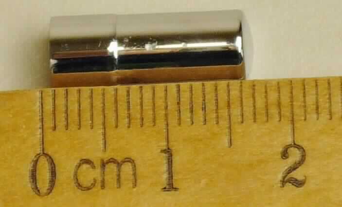 Es handelt sich um eine sogenannte Druckknopfhülse in Form einer (geraden) kreiszylindrischen, im Außendurchmesser ca. 6 mm großen, ca. 16 mm langen, hohlen, an einem Ende geschlossenen Hülse aus silberfarbenem Metall (lt. Antragsangabe Messing mit glanzverchromter Oberfläche) mit einem ca. 5 mm langen, breiteren Abschluss im Außenbereich am offenen Ende und Schraubgewinde im Inneren.
 
Die Ware deckt den Kunststoffdruckknopf ab, dient zum Herausdrücken der Mine aus dem Kugelschreibergehäuse und stellt ein erkennbar hauptsächlich für einen Kugelschreiber bestimmtes Teil dar.

Das Erzeugnis ist als "Teil für einen Kugelschreiber, sog. Druckknopfhülse" einzureihen.