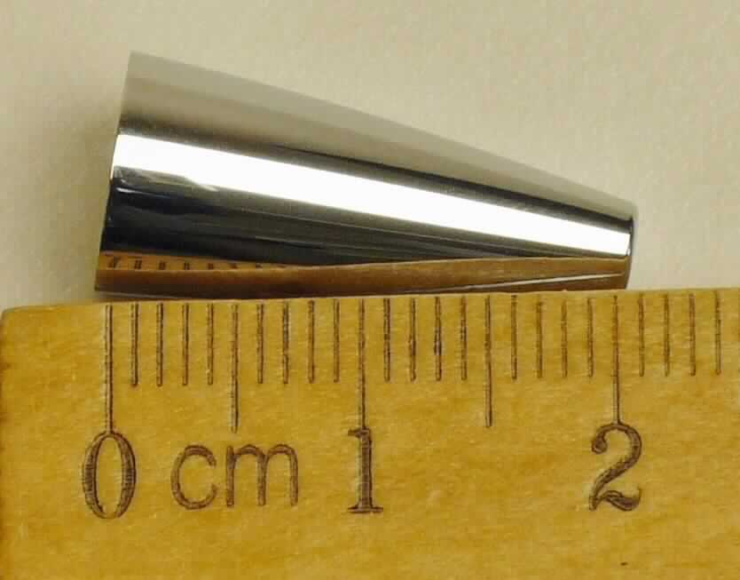 Es handelt sich um eine sogenannte "Metallspitze für Kugelschreiber" in Form eines im Außendurchmesser ca. 10 mm großen, ca. 21 mm langen, konisch zulaufenden, sich zu einer Spitze verjüngenden Hohlkörpers aus silberfarbenem Metall (lt. Antragsangabe Messing mit glanzverchromter Oberfläche) mit Schraubgewinde im Inneren.
 
Die Ware stellt die Spitze (den vorderen Bereich) eines Kugelschreibergehäuses und somit ein erkennbar hauptsächlich für einen Kugelschreiber bestimmtes Teil dar.

Das Erzeugnis ist als "Teil für einen Kugelschreiber, Gehäuseteil" einzureihen.