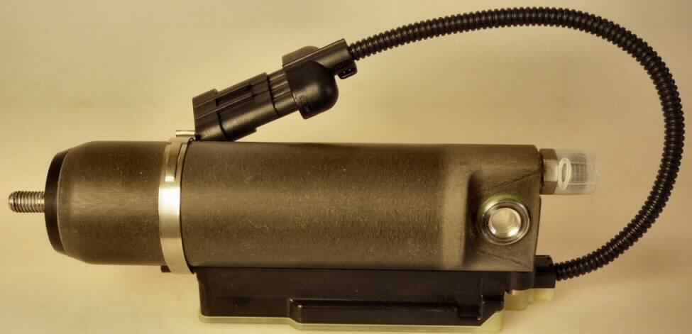 Sog. Aktuator (Druckluftmotor) 
- aus Kolbenstange mit Druckluftkolben, Rückstellfeder, Dichtungssystem, Umlenkgetriebe, 
  Gewinde zur Klappenmontage, in einem Druckgehäuse (Gehäuselänge 165 mm) aus 
  unedlem Metall mit Druckluftanschluss, Montagebohrung sowie elektronischer Steuerung 
  mit Sensor und elektrischem Anschlusskabel (Abbildung siehe Anlage), 
- für druckluftbetriebene Rotationsbewegungen durch Umwandlung pneumatischer Energie
  in mechanische Energie,
- zum Betätigen einer Klappe zur Abgasstromregelung  in einem Kraftfahrzeugverbrennungs-
  motor.

"Druckluftmotor, nicht linear arbeitend - sog. Aktuator"