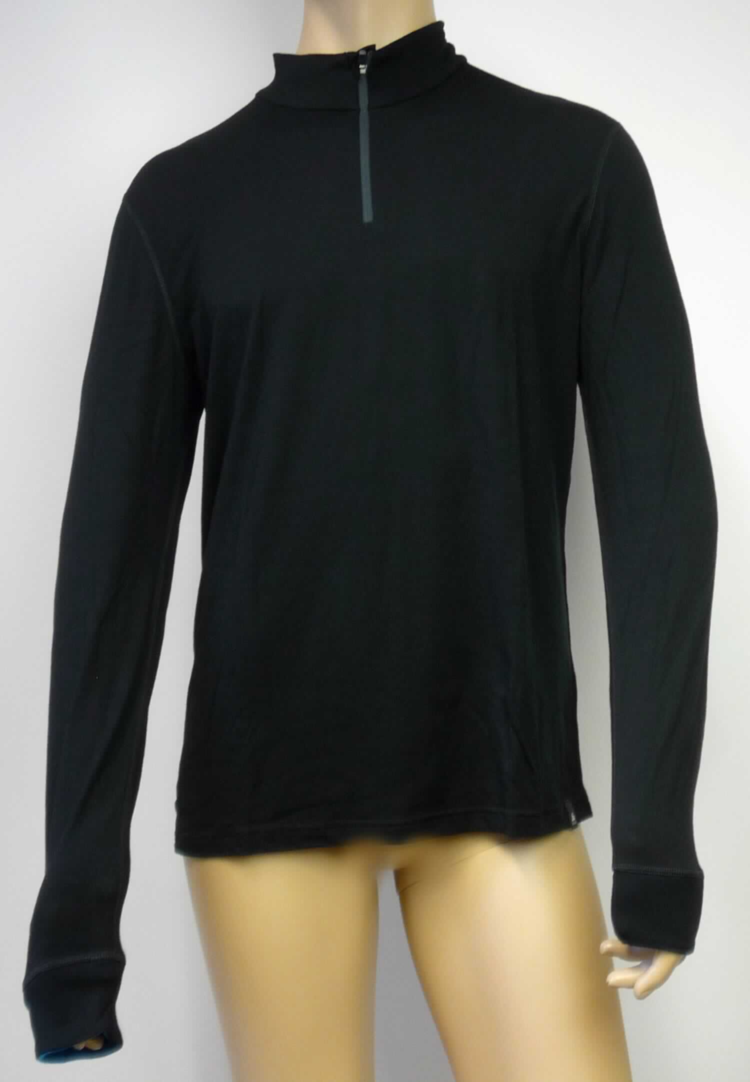 Pulloverähnliches Kleidungsstück, sog. Shirt l/s turtle, 1/2 zip REVOLUTION, Art. 110402, Größe L, 
Foto siehe Anlage,
- aus ca. 0,6 mm dicken, einfarbigen Gewirken aus laut Antrag 100 % Schurwolle (Merino), 
- mit einem Stückgewicht von ca. 248 g,
- bis etwa zum Schritt reichend (Rückenlänge: ca. 71 cm), 
- mit einem hohen Kragen (somit keine Kleidung der Position 6109),
- vorn mit einer etwa von der Brustmitte bis in die Kragenspitzen reichenden Öffnung mit Reißverschluss,  
  (u. a. deshalb kein Unterziehpulli), am Kragen mit einer kurzen Überlappung von rechts über links 
  (Frauenkleidung),
- mit langen Ärmeln, an den Ärmelenden mit angesetzten, doppelt gearbeiteten Bündchen,
- am unteren Rand durch Umschlagen und Festnähen gesäumt.

"Pulloverähnliches Kleidungsstück, aus Gewirken, aus Wolle, mit einem Stückgewicht von weniger als 600 g, 
 für Frauen"