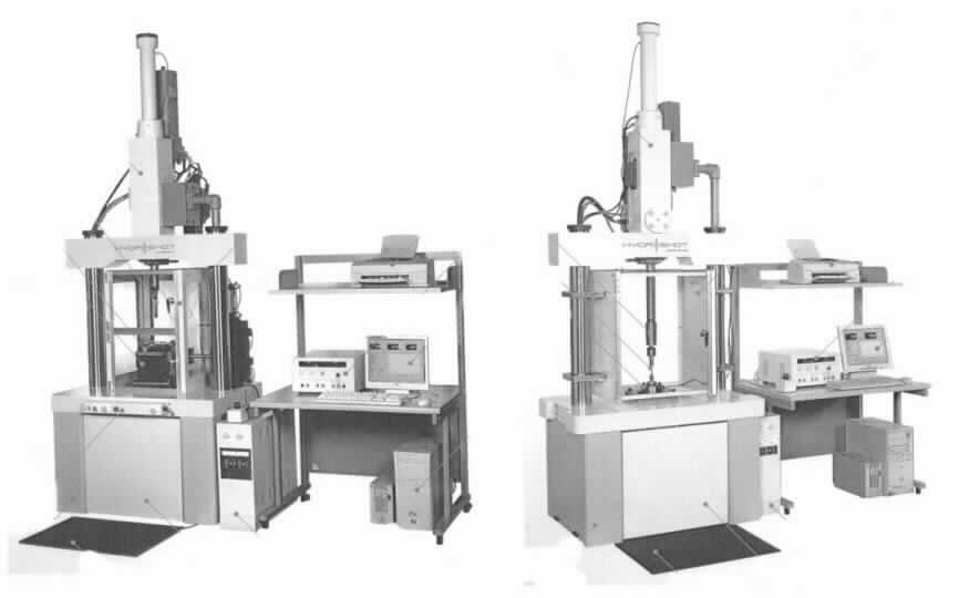 Materialprüfgerät, in Form einer Multifunktionsmaschine, im Wesentlichen bestehend aus einem Gestell mit einer Höhe von ca. 2850 mm, einer Tiefe von 900 bzw. 700 mm, einer Breite von 1100 mm und einem Hubbereich von 300 mm, in dem sich das Untersuchungswerkzeug befindet, einem Controller an den ein PC angeschlossen werden kann (nicht Gegenstand dieser vZTA) und einem luftgekühlten Hydraulikaggregat (äußere Form: siehe Abbildung in der Anlage).
Mit der Ware können die Materialeigenschaften unterschiedlicher Stoffe (Holz, Metall, Kunststoff oder Keramik) in Bezug auf Zug- bzw. Druckfestigkeit getestet werden. Keine dieser Prüfungen bestimmt den Charakter der Ware.
Das Gerät wird als "elektronisches Gerät zum Prüfen von mechanischen Eigenschaften von Materialien, anderer als Metall, Spinnstoff, Pappe oder Papier" eingereiht.