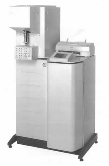 Viskositätsprüfgerät, in Form eines Kapillarrheometers, im Wesentlichen bestehend aus einem Stand-Alone-System mit den Gasamtabmessungen von 840 mm x 550 (650) mm x 1530 mm in dem sich die Probenkammer, Heizungsvorrichtung, die Auswertevorrichtung und die Bedienvorrichtung in Form eines LCD-Touch-Screen befinden (äußere Form: siehe Abbildung in der Anlage).
Mit dem Gerät werden die Materialcharakterisierung von verschiedenen Werkstoffen und Materialien wie z.B.  Kunststoffen, Klebstoffen, Gummi, Farben, Toner, Lebensmittel oder Kosmetika anhand ihrer Eigenschaften (Temperaturstabilität, Viskosität) ermittelt. 
Die Ware wird als "elektronisches Gerät zum Bestimmen der Viskosität" eingereiht.