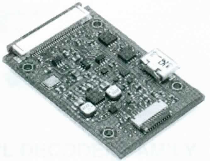 Das Decoder Board (VPN: PL-3307-B100R) stellt sich als Baugruppe eines optischen Lesers dar und besteht aus einer mit aktiven und passiven Bauelementen bestückten Leiterplatte in den Abmessungen von 26,91x39,04x6,37 mm. Die Leiterplatte ist mit einer seriellen und einer USB Schnittstelle ausgestattet. Sie wandelt die von einem angeschlossenen Kameramodul erfassten Zeichen in elektrische Signale um und liefert diese dann zur weiteren Verarbeitung an eine mit ihr verbundene automatische Datenverarbeitungsmaschine. Die Baugruppe wird zusammen mit dem Kameramodul (nicht Gegenstand der vZTA) als sog. Scanengine in verschiedene Scannergeräte verbaut (z.B. Hand-Leser-Scanner).

Die Ware  wird als "zusammengesetzte elektronische Schaltung (Baugruppe) eines optischen Lesers" eingereiht.

Anlage: 1 Abbildung