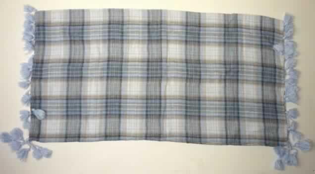 Schal/ Halstuch, sog. Tuch für Damen (Ladies Bandana, Art.Nr. 33-1500), siehe Foto,
- zweilagig gearbeitet mit einer Dicke von insgesamt 0,6 mm, aus punktuell miteinander
  verwebten, (unterschiedlich) buntgewebten Geweben aus laut Antrag 100% Baumwolle,
- quadratisch, laut Antrag mit einer Seitenlänge von 75 cm,
- an allen Seiten gesäumt (somit konfektioniert), an zwei gegenüberliegenden Seiten mit
  gedrehten und geknoteten Fransen; nicht handgearbeitet.