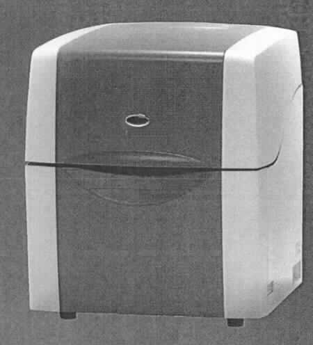 Elektrophoresesystem, im Wesentlichen bestehend aus einem 415 mm x 545 mm x 508 mm großen Gehäuse mit Probenkammer zur Aufnahme unterschiedlicher Kapillarsysteme, die sich jeweils auf einem Quarzchip befinden, einem Fluoreszenzdetektor und verschiedener Puffersysteme sowie Anschlussvorrichtungen für einen PC zur Analyseauswertung.
Das Gerät dient der qualitativen und quantitativen Analyse von DNA und RNA.
Die Ware wird als "Gerät für physikalische oder chemische Untersuchungen, in Form eines Elektrophoresegerätes" eingereiht.
