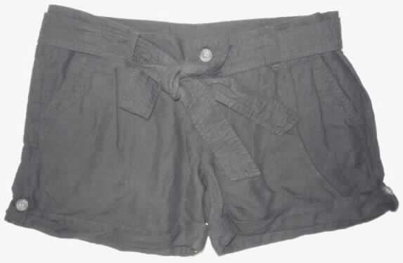 Kurze Hose für Männer, sog. Kurze Hose für Damen (Ladies Hot Pant, Art. Nr. 33-5595),
Größe M, siehe Foto,
- aus 0,4 mm dicken, einfarbigen Geweben aus laut Antrag 58% Leinen und 42% Baumwolle,
- in der Taille abschließend, mit Gürtelschlaufen und einem Bindeband aus dem gleichen
  Material wie die Hose,
- vorn mit einer Öffnung mit Reißverschluss, die von einer Patte von links über rechts 
  verdeckt wird (Männerkleidung); am Taillenbund mit einem Knopfverschluss,
- mit zwei Eingriffstaschen und zwei Gesäßtaschen mit Knopfverschluss,
- mit kurzen Hosenbeinen, die nicht die Knie bedecken (Seitenlänge: 30 cm),
- an den Beinabschlüssen umgeschlagen und festgenäht; außen mit einem Riegel mit Knopf.