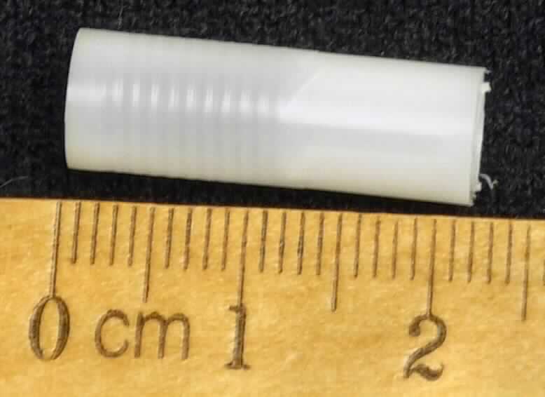 Es handelt sich bei der sog. Mechanikhülse um einen nach technischer Zeichnung gefertigten 22 mm langen Hohlzylinder aus Kunststoff (Durchmesser 7 mm), der auf der Außenseite auf der einen Hälfte über eine Riffelung verfügt und im Inneren zur Hälfte mit diversen längs verlaufenden Kerben versehen ist.
Die Mechanikhülse wird als Teil der Drückmechanik in einem Kugelschreiber verbaut und dient dem Verbinden der Kugelschreibermine mit dem Drückmechanismus zum Herausdrücken der Mine aus dem Kugelschreibergehäuse. Die Ware stellt ein erkennbar hauptsächlich für einen Kugelschreiber bestimmtes Teil dar.

Das Erzeugnis ist als "Teil für einen Kugelschreiber, sog. Mechanikhülse" einzureihen.