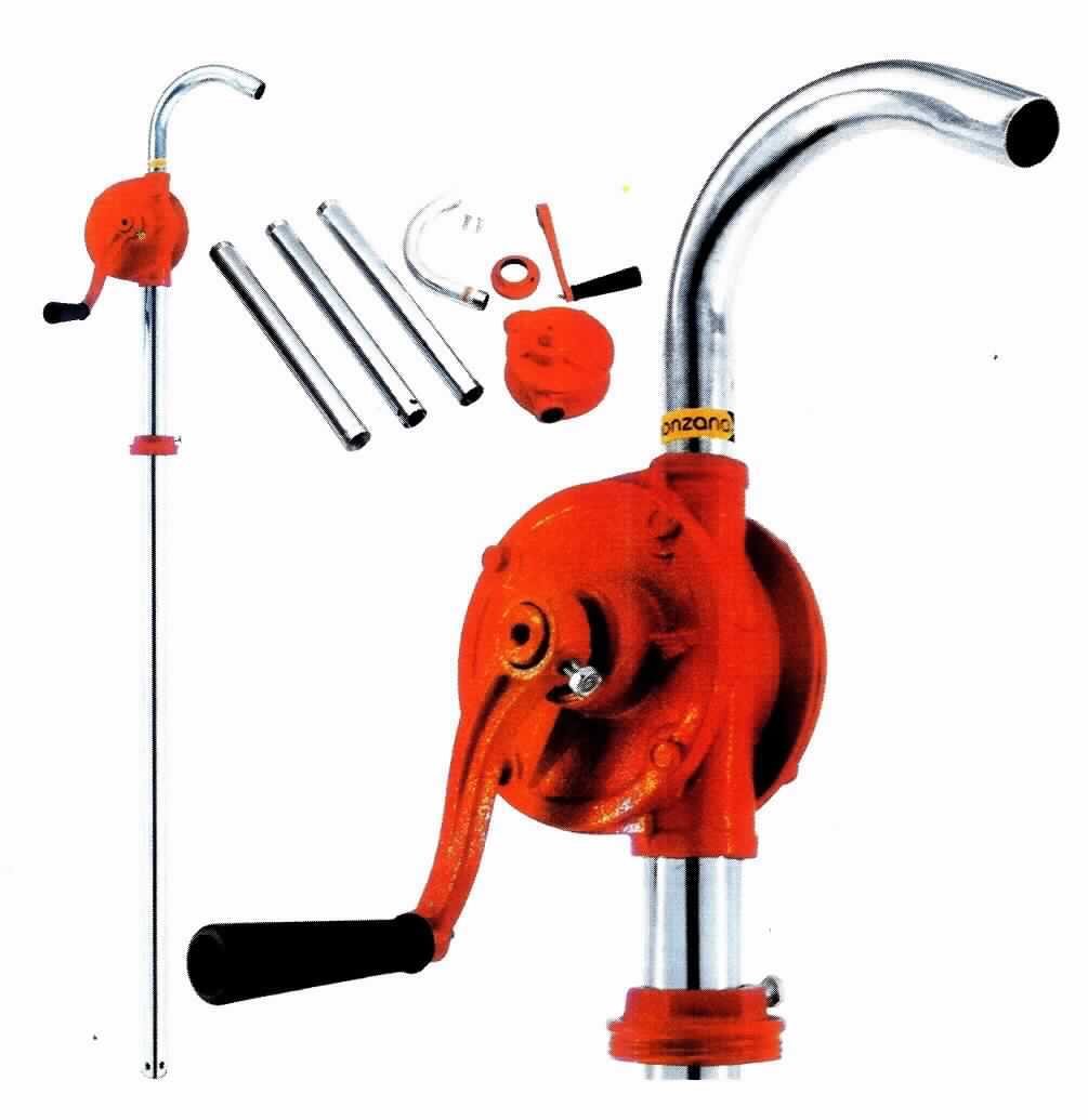 Handpumpe,
- aus einem dreiteiligen Saugrohr, Auslaufkrümmer mit Fassverschraubung und einer Kreiselpumpe mit 
  Handkurbel (Abmessungen HxBxT: 1250 x 230 x 160 mm), aus Gusseisen (Abbildung siehe Anlage),
- zum manuellen Fördern von Flüssigkeiten aus Fässern, Tanks und Kanistern.

"Flüssigkeitspumpe, Handpumpe, nicht für zivile Luftfahrzeuge - Handpumpe"