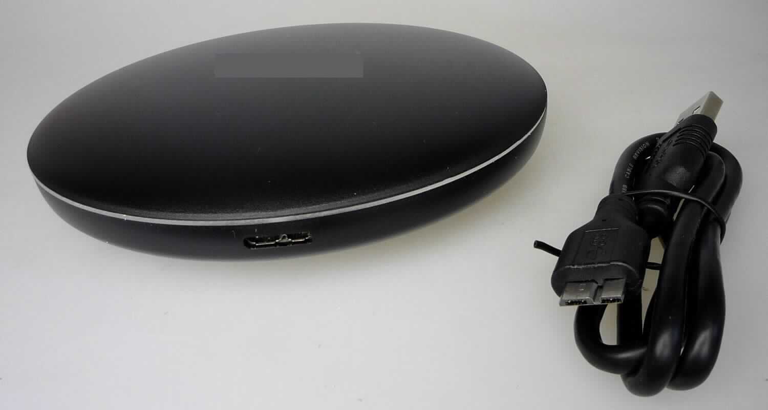 Externe Festplatte, in Form einer Warenzusammenstellung bestehend aus der Festplatte (charakterbestimmend im Hinblick auf die Verwendung) und einem USB 3.0 Kabel. Die Festplatte besteht im Wesentlichen aus rotierend gelagerten Magnetplatten und beweglichen Schreib- und Leseköpfen in einem diskusartigen Gehäuse (Durchmesser: 136 mm / Höhe: 32,4 mm) mit einer Speicherkapazität von 1 TB, einem Bauformat (Formfaktor) von 2,5 Zoll, einem LED-Leuchtring als Zustandsanzeige sowie einem USB 3.0 Anschluss. Das Gerät dient nach Anschluss an die zentrale Verarbeitungseinheit einer automatischen Datenverarbeitungsmaschine dazu, Daten aufzuzeichnen und wiederzugeben. Es ist unmittelbar an die Zentraleinheit einer automatischen Datenverarbeitungsmaschine anschließbar und in der Lage, Daten in einer vom System verwendbaren Form zu empfangen und zu liefern.
Die Bestandteile der Zusammenstellung sind gemeinsam in einer Blisterverpackung für den Einzelverkauf aufgemacht.

Die Ware wird als "Festplattenspeichereinheit, nicht für zivile Luftfahrzeuge bestimmt" eingereiht.

Anlage: 1 Abbildung