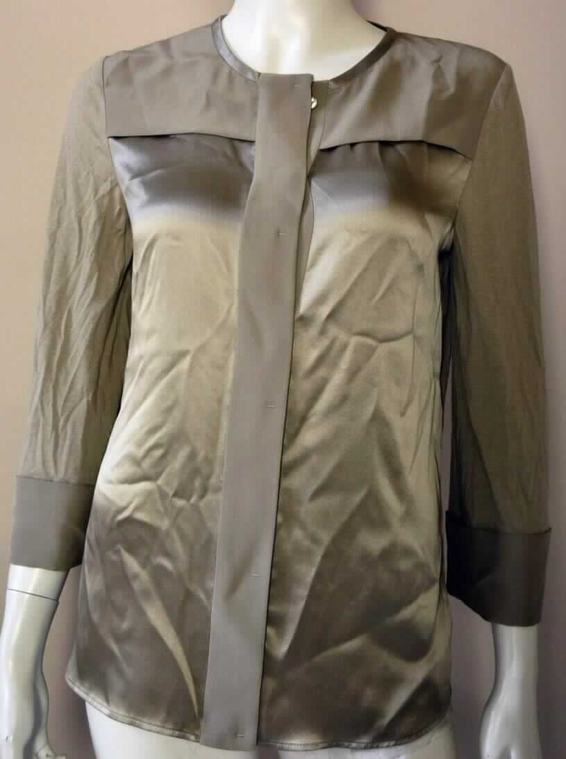 Hemdbluse, sog. Bluse für Damen, Art. Nr. 326031/13022, Größe 36, Foto siehe Anlage,
- bestehend aus:
-- einem Vorderteil aus ca. 0,3 mm dicken, leichten, einfarbigen Geweben aus laut Antrag 100 % Seide,
-- einem Rückenteil aus ca. 0,7 mm dicken, leichten, einfarbigen Gewirken aus laut Antrag 100 % Viskose 
   (künstliche Chemiefasern),
- über die Taille reichend (Rückenlänge: ca. 64 cm),
- mit einem runden, leicht halsfernen Ausschnitt, am Rand mit einem Gewebeband aus Seide eingefasst,
- im oberen Brustbereich teilweise doppellagig gearbeitet,
- vorn mit einer durchgehenden Öffnung mit Knopfverschluss und einer doppellagig gearbeiteten Patte von rechts
  über links (Frauenkleidung), 
- mit 3/4 langen Ärmeln aus Gewirken, mit doppellagig gearbeiteten, manschettenartigen Abschlüssen aus   
  Geweben,
- den Hemden für Männer entsprechend zugeschnitten,
- am unteren Rand gesäumt,
- nach dem Umfang sind die Gewebe und Gewirke annähernd gleich, im Hinblick auf den Wert und dem 
  äußeren Erscheinungsbild verleihen die Gewebe der Ware ihren wesentlichen Charakter.


"Hemdbluse, aus Geweben, für Frauen, aus Seide"