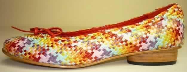 Freizeitschuhe, sog. Damenschuhe, siehe Foto
- mit Laufsohlen aus (lt. Antrag) Leder; ohne Hauptsohle aus Holz,
- mit weit ausgeschnittenem Oberteil (geschlossenes Blatt) aus Leder, 
- ohne Schutz in der Vorderkappe,
- den Knöchel nicht bedeckend,
- mit einer Länge der Innensohle von mehr als 24 cm,
- mit einer Zierschleife,
- für Frauen (u.a. schmaler Schnitt),
- (lt. Antrag) kein Versand aus Macau