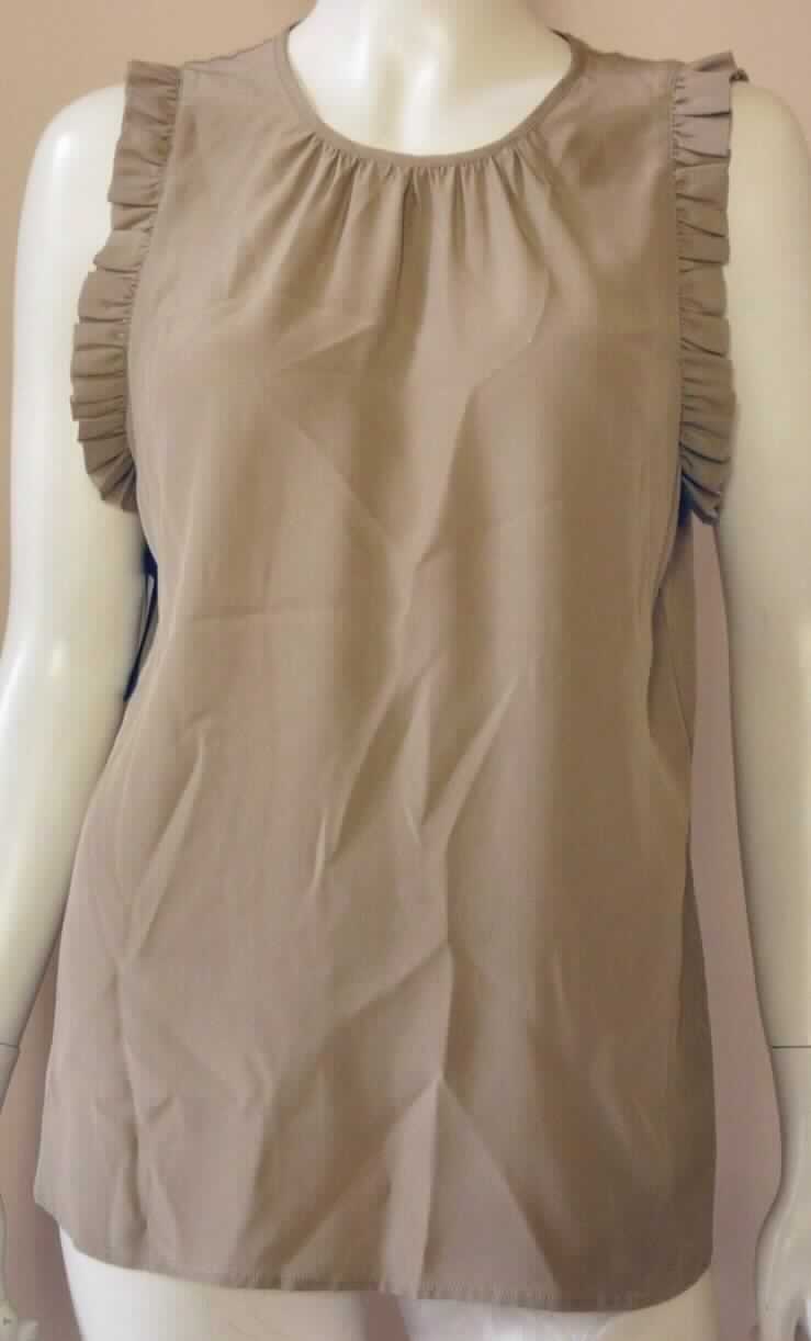 Bluse, Art. Nr. 326057/13022, Größe 36, Foto siehe Anlage,
-  bestehend aus:
-- einem Vorderteil aus ca. 0,3 mm dicken, leichten, einfarbigen Geweben aus laut Antrag 100% Seide,
-- einem Rückenteil aus ca. 0,7 mm dicken, leichten, einfarbigen Gewirken aus laut Antrag 100 % Viskose
   (künstliche Chemiefasern),
- über die Taille reichend (Rückenlänge: etwa 63 cm), 
- mit einem runden, leicht halsfernen Ausschnitt, vorn teilweise leicht gerafft,  
- hinten mit einer kleinen Öffnung mit Knopfverschluss,
- ohne Merkmale, die auf einen bestimmten Trägerkreis hinweisen (unisex),
- ärmellos, mit weiten Armausschnitten mit angenähten Rüschen aus Geweben,
- am unteren Rand durch Umschlagen und Festnähen gesäumt, 
- nach Umfang, Erscheinungsbild und Wert bestimmen die Gewebe den Charakter der Ware.

"Bluse, aus Geweben, für Frauen, aus Seide"