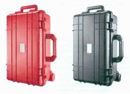 Handkofferähnliches Behältnis, sog. Trolley (Art. 18510 schwarz und Art. 18652 rot), Foto siehe Anlage, 
- mit einer Außenseite aus formgepresstem Kunststoff, 
- in den Abmessungen: ca. 33 cm (Breite) x 54 cm (Höhe) x 20 cm (Tiefe),
- mit einem Handtragegriff ausgestattet, 
- mit zwei Scharnierverschlüssen, 
- mit Ösen für ein Vorhängeschloss (nicht Gegenstand der vZTA),
- im Bereich des Deckels mit einer umlaufenden, elastischen Dichtung, 
- mit einem Ventil zum Luftausgleich, z. B. bei Flugreisen,
- mit zwei Rollen aus Kunststoffen,
- mit einem ausziehbaren Griff zur Verwendung als Trolley,
- innen mit vier individuell zuschneidbaren Schaumkunststoffeinlagen ausgestattet, 
- zur wasserdichten, stoßfesten Aufbewahrung von diversen Gegenständen (Schmuck, Dokumente, etc.) bestimmt.

"Handkofferähnliches Behältnis, aus formgepresstem Kunststoff"