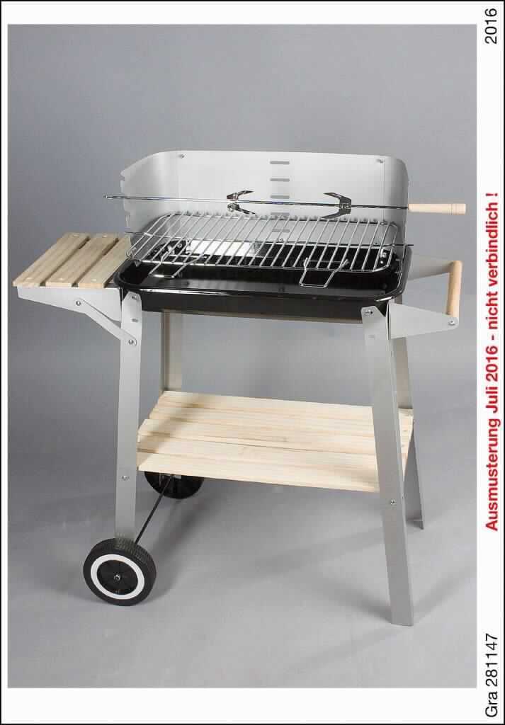 Es handelt sich um sog. Grillwagen, bestehend aus einem Gestell mit vier Standbeinen aus Stahl von denen zwei der Standbeine jeweils mit einer Rolle aus Kunststoff versehen sind, einer Seitenablage aus drei Holzleisten, einem auf der gegenüberliegenden Seite der Ablage angebrachten Holzgriff, einer in das Gestell eingesetzten, rechteckigen, an den Ecken abgerundeten Schale aus Stahl und einer im unteren Bereich angebrachten Ablage aus fünf Holzleisten. Das Gestell ist mit einer Blende, einem höhenverstellbaren Grillrost und einem Grillspieß (mit Holzgriff), jeweils aus Stahl, ausgestattet. Die noch nicht zusammengesetzten Erzeugnisse werden zum Grillen von Speisen im Haushalt (Garten) oder beim Camping verwendet. Sie werden mit Festbrennstoffen betrieben und sind gemeinsam in einem Pappkarton verpackt.
Abmessungen: ca. 84 cm x 86 cm x 45 cm.
- Antragstellerangaben - 

Abbildung siehe Anlage.

Derartige Erzeugnisse gehören als "andere Grillgeräte aus Stahl, für Festbrennstoffe" zum TARIC-Code 
7321 1900 00.