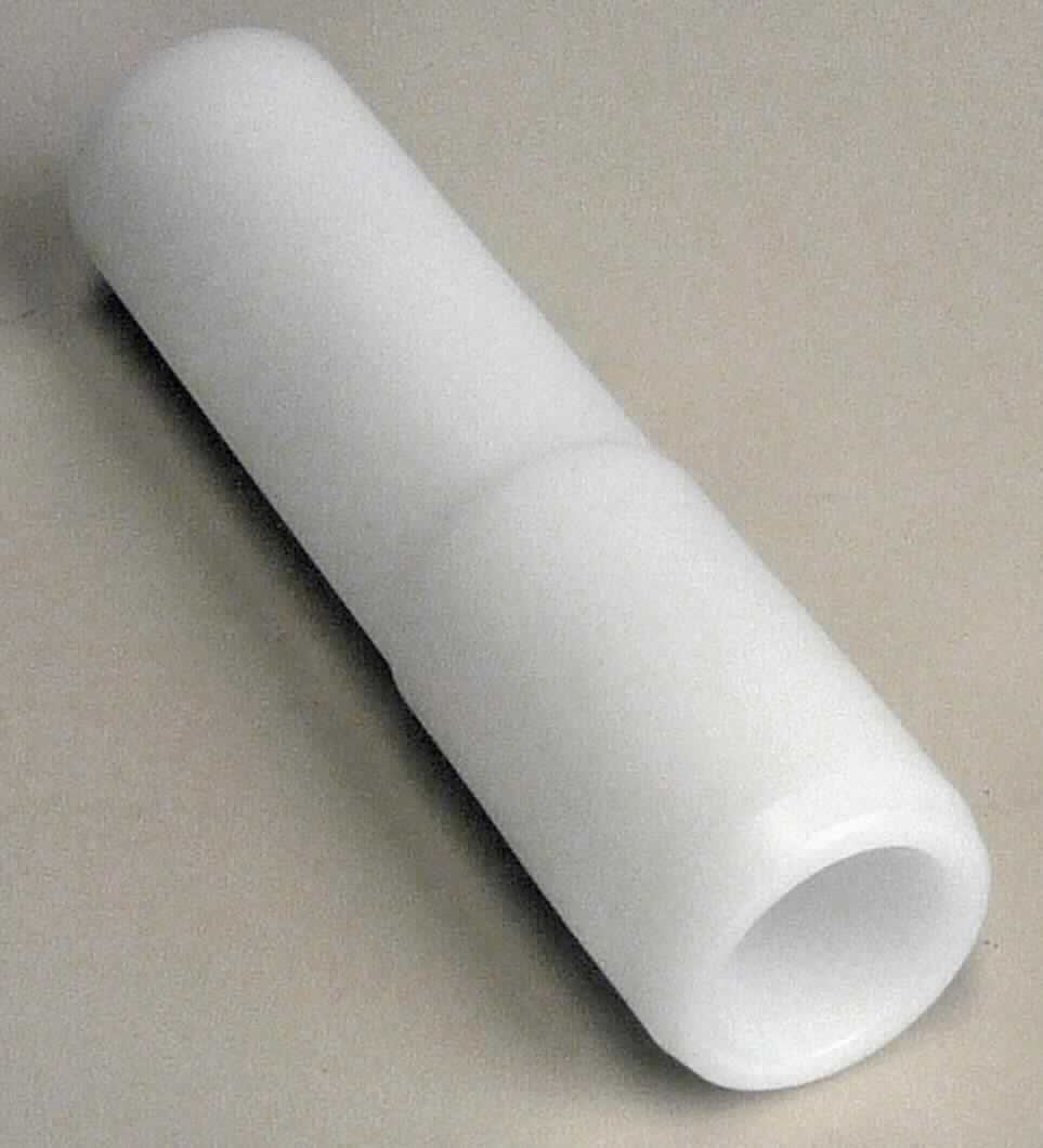 Angaben des Antragstellers:
Schutzhülle aus Polyoxymethylen

Untersuchungsergebnisse an verschiedenen Warenmustern:
Weiße, nicht biegsame Hülse aus Kunststoff. Die Hülse ist ca. 9,8 cm lang und hat einen Außendurchmesser von ca. 2,5 cm. Die Hülse ist an den Enden abgeschrägt und weist nicht den gleichen Durchmesser über die gesamte Länge auf.

Befund:
Es liegt ein nicht biegsames Kunststoffrohr im Sinne der Unterposition 3917 2900 vor.