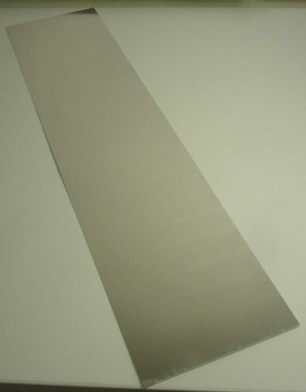 Blech aus nicht legiertem Aluminium

Bei dem Erzeugnis handelt es sich um ein massives, metallisches Flacherzeugnis (Blech) mit den Abmessungen 797,5 mm x 180,5 mm x 0,5-0,6 mm. Nach den Angaben handelt es sich um nicht legiertes Aluminium.

Die Ware ist als "Bleche  und Bänder aus nicht legiertem Aluminium mit einer Dicke von mehr als 0,2 mm aber weniger als 3 mm" in den TARIC-Code 7606 1191 90 einzureihen.