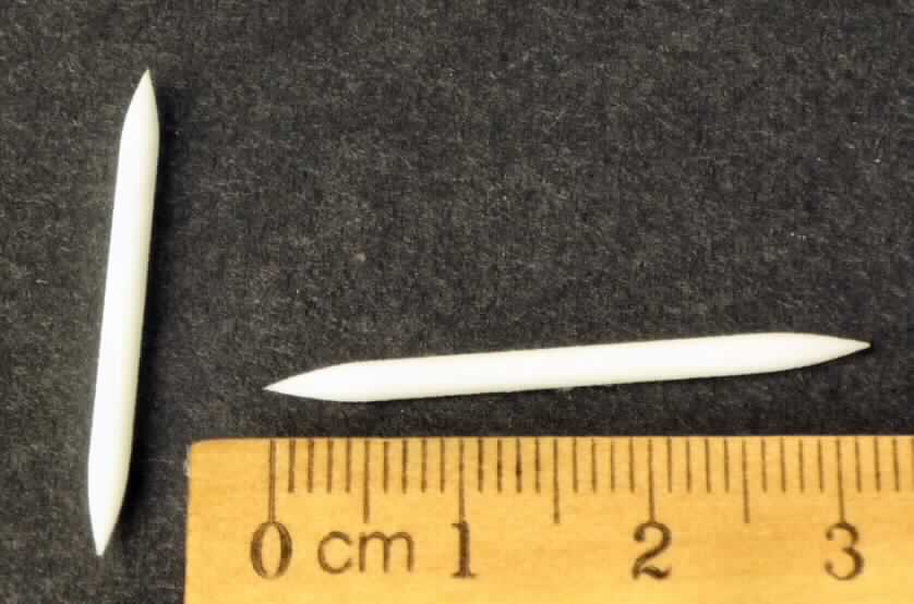 Andere konfektionierte Spinnstoffware, sog. Faserspitzen aus Nylon, Foto siehe Anlage,
- stäbchenartige (zylindrische) Erzeugnisse mit zugeschnittenen, spitzen Enden (damit konfektioniert),
- mit einer Länge von etwa 3,5 cm und einem Durchmesser von etwa 2 mm,
- aus einem mit Bindemittel verfestigten Vliesstoff der Position 5603 aus laut Antrag Nylon (synthetische
  Chemiefasern),
- keine Ware des technischen Bedarfs i. S. d. Position 5911, da die sog. Faserspitzen weder selbst eine
  Ware des technischen Bedarfs noch einen hier erfassten Teil einer Ware darstellen.

"Andere konfektionierte Ware (Faserspitzen) aus Spinnstoffen, aus Vliesstoffen"