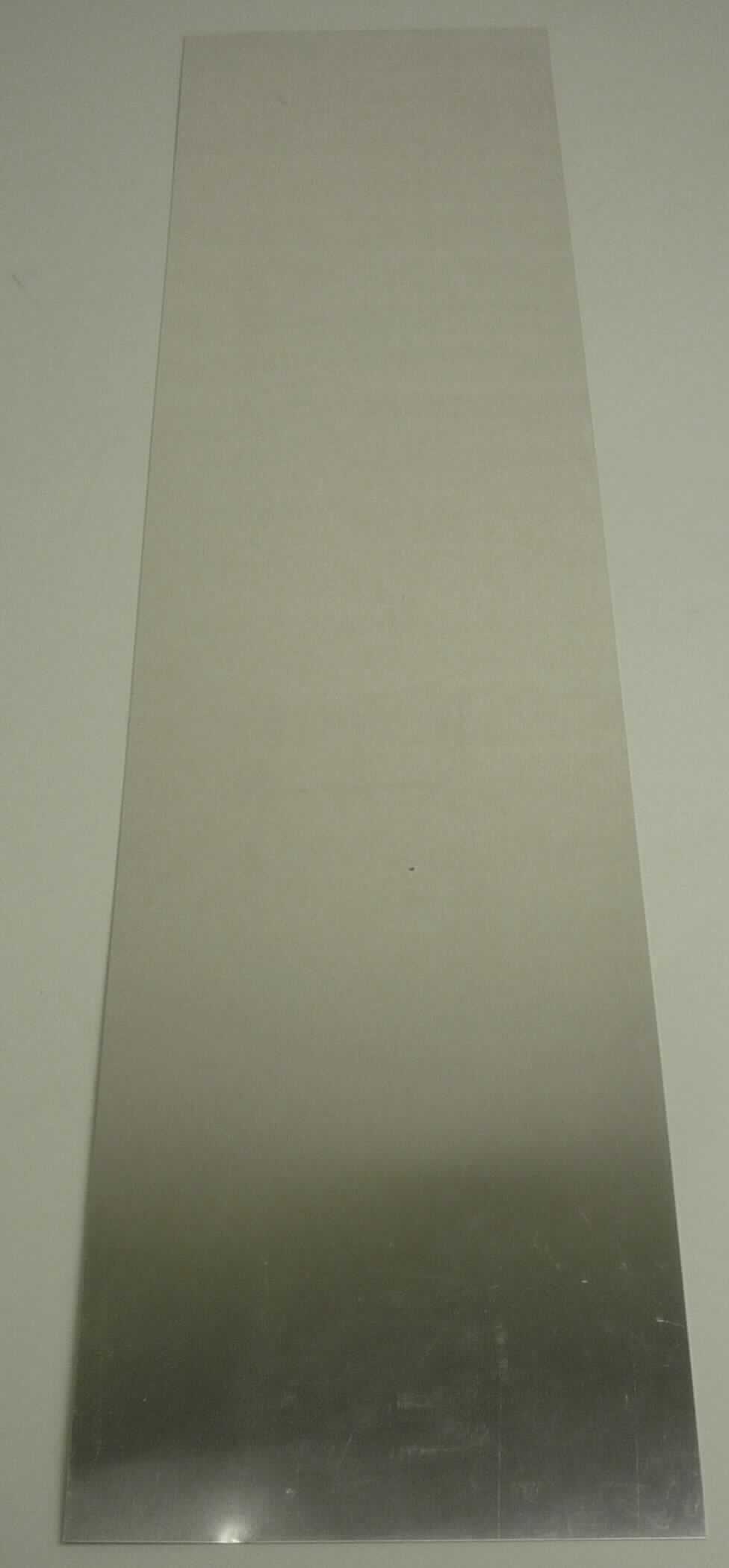 Blech aus nicht legiertem Aluminium

Bei dem Erzeugnis handelt es sich um ein massives, metallisches Flacherzeugnis (Blech) mit den Abmessungen 682,6 mm x 160 mm x 0,5-0,6 mm. Nach den Angaben handelt es sich um nicht legiertes Aluminium.

Die Ware ist als "Bleche und Bänder aus nicht legiertem Aluminium mit einer Dicke von mehr als 0,2 mm aber weniger als 3 mm" in den TARIC-Code 7606 1191 90 einzureihen.